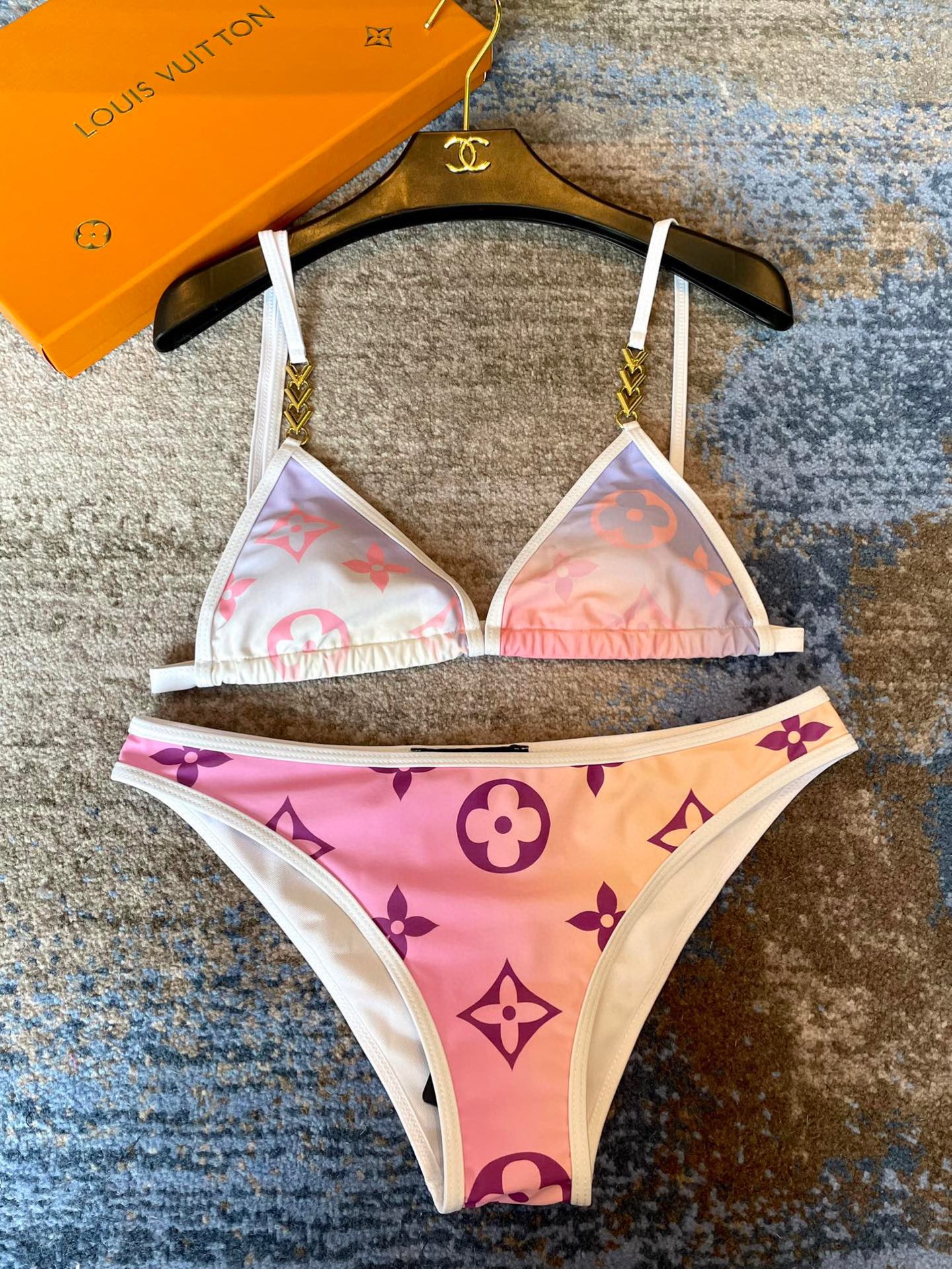  Lv 泳衣😍🥰适合多种场景的游泳衣🏊‍♀️海边 游泳池 温泉 水上乐园 漂流都可以😌内搭也完全可以 连