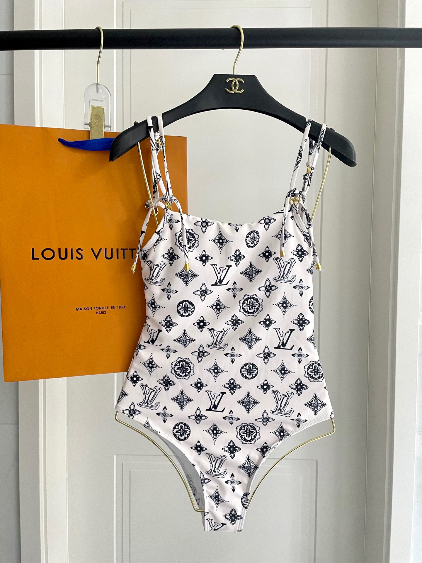  Lv专柜新春款连体泳衣 适合多种场景的游泳衣🏊‍♀️海边 游泳池 温泉 水上乐园 漂流都可以😌内搭也完