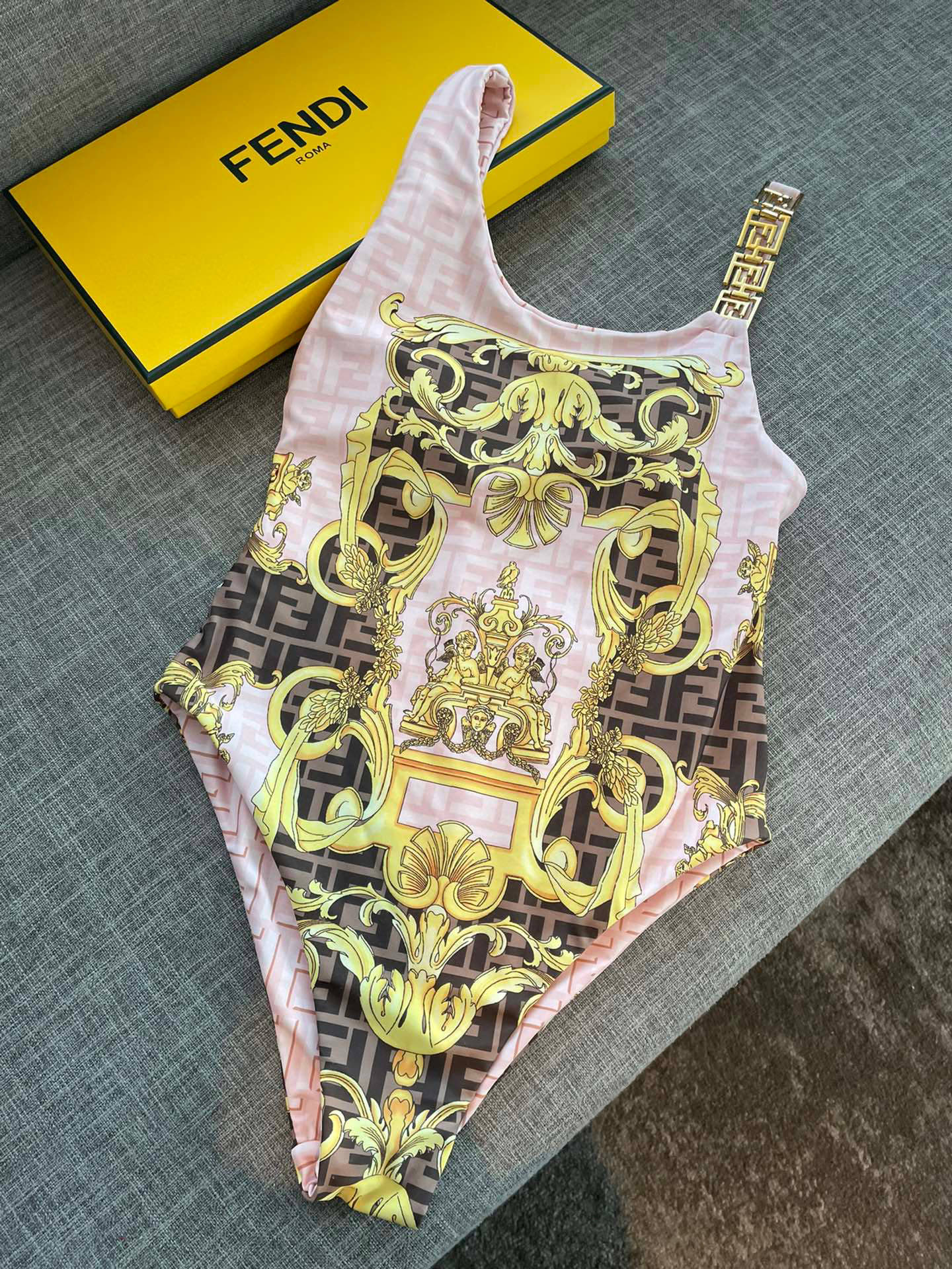  范思哲连体泳衣👙❤️😍🥰适合多种场景的游泳衣🏊‍♀️海边 游泳池 温泉 水上乐园 漂流都可以😌内搭外穿