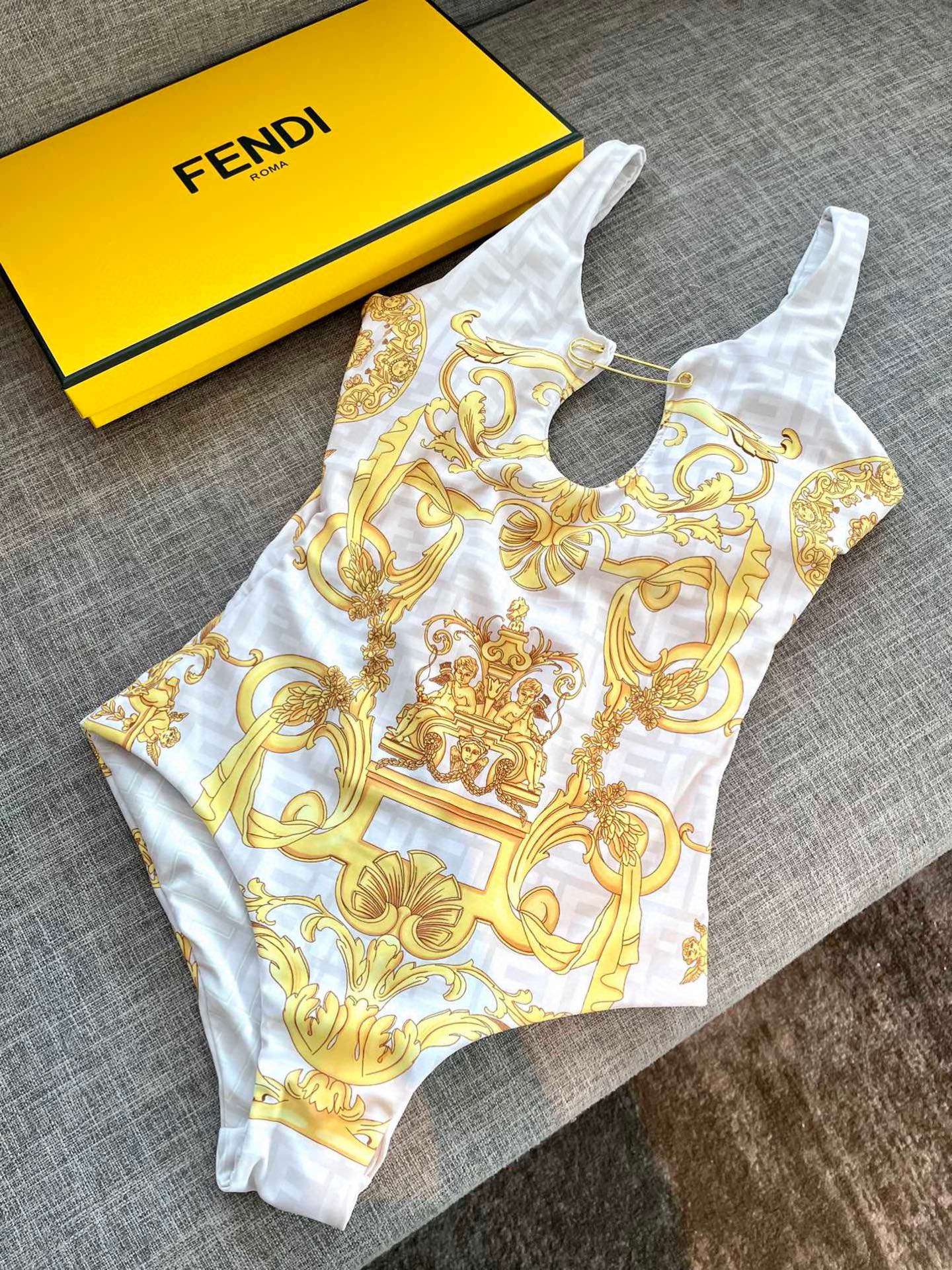  范思哲连体泳衣👙❤️😍🥰适合多种场景的游泳衣🏊‍♀️海边 游泳池 温泉 水上乐园 漂流都可以😌内搭外穿