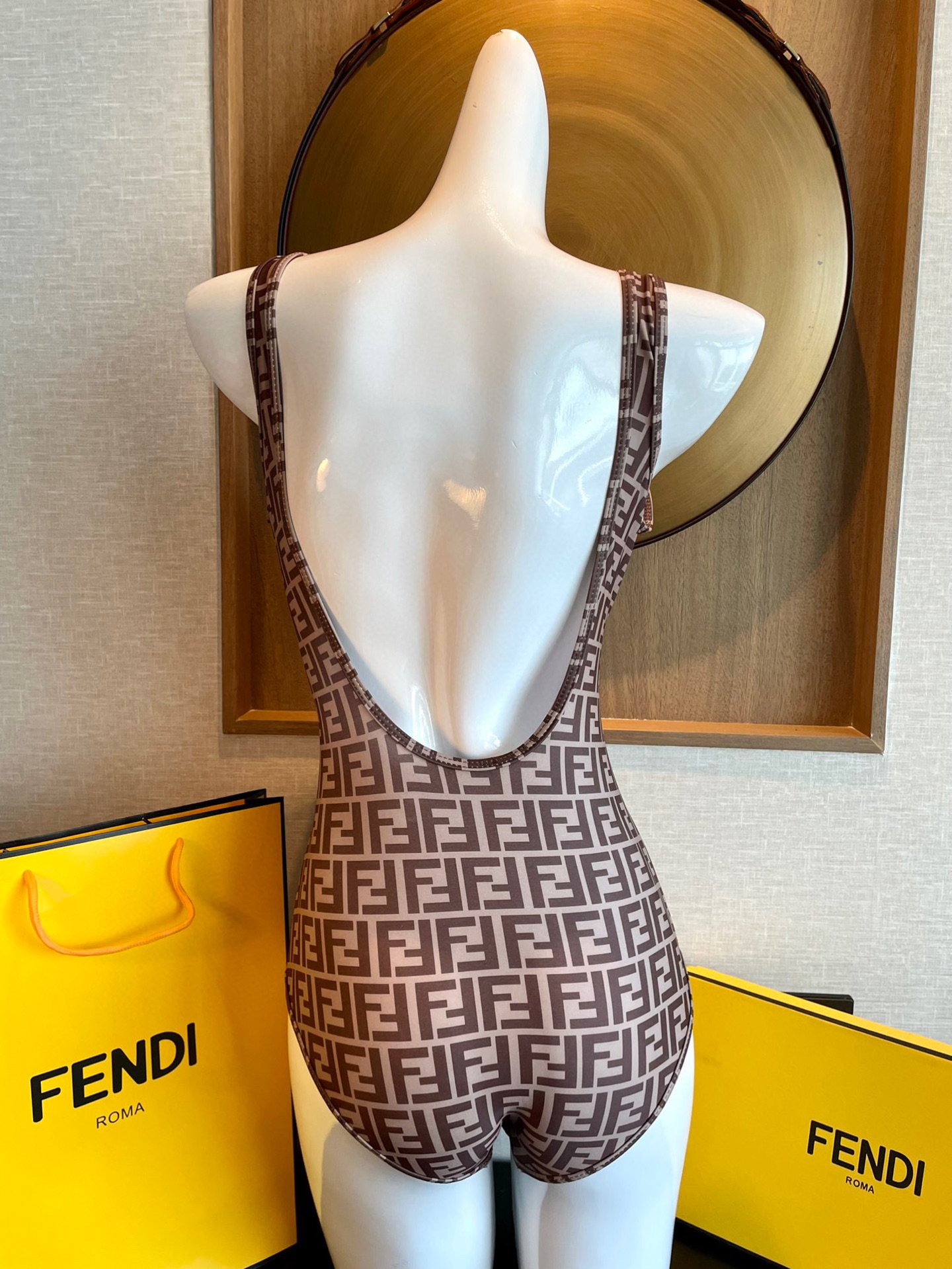  Fendi新款连体泳衣  😍🥰适合多种场景的游泳衣🏊‍♀️海边 游泳池 温泉 水上乐园 漂流都可以😌内