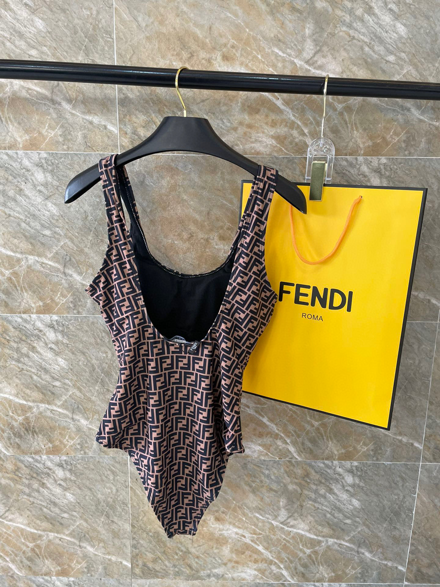  Fendi新款连体泳衣  😍🥰适合多种场景的游泳衣🏊‍♀️海边 游泳池 温泉 水上乐园 漂流都可以😌内