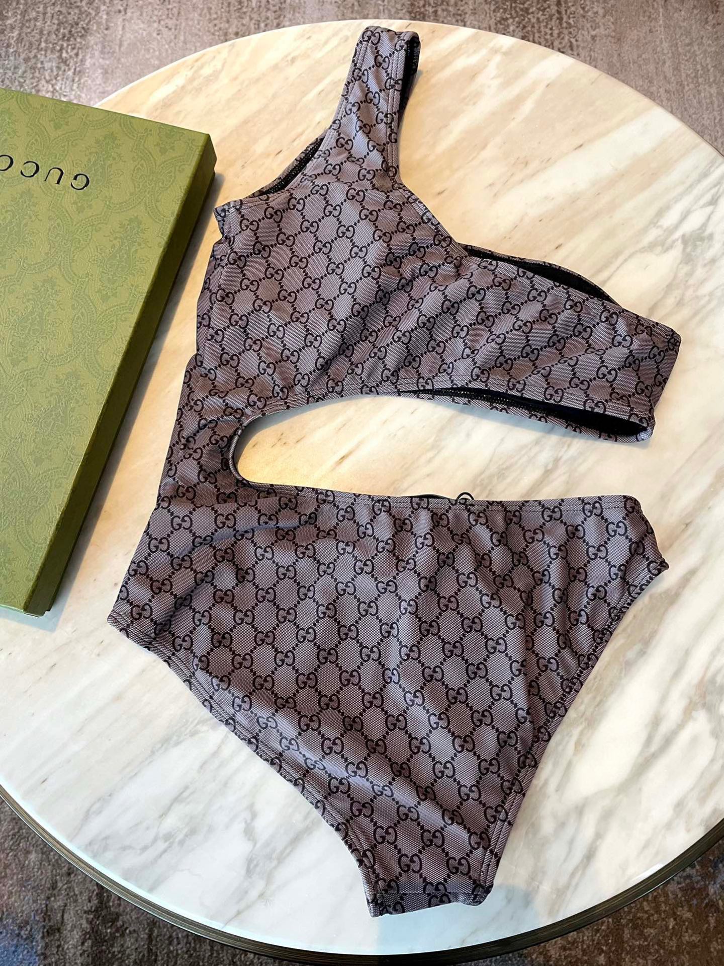  Gucci新款杏色连体泳衣（带胸垫）😍🥰适合多种场景的游泳衣🏊‍♀️海边 游泳池 温泉 水上乐园 漂流