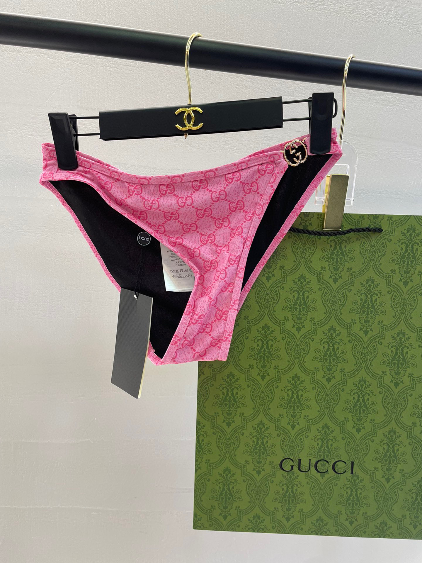  Gucci古奇新款比基尼泳衣👙❤️😍🥰适合多种场景的游泳衣🏊‍♀️海边 游泳池 温泉 水上乐园 漂流都