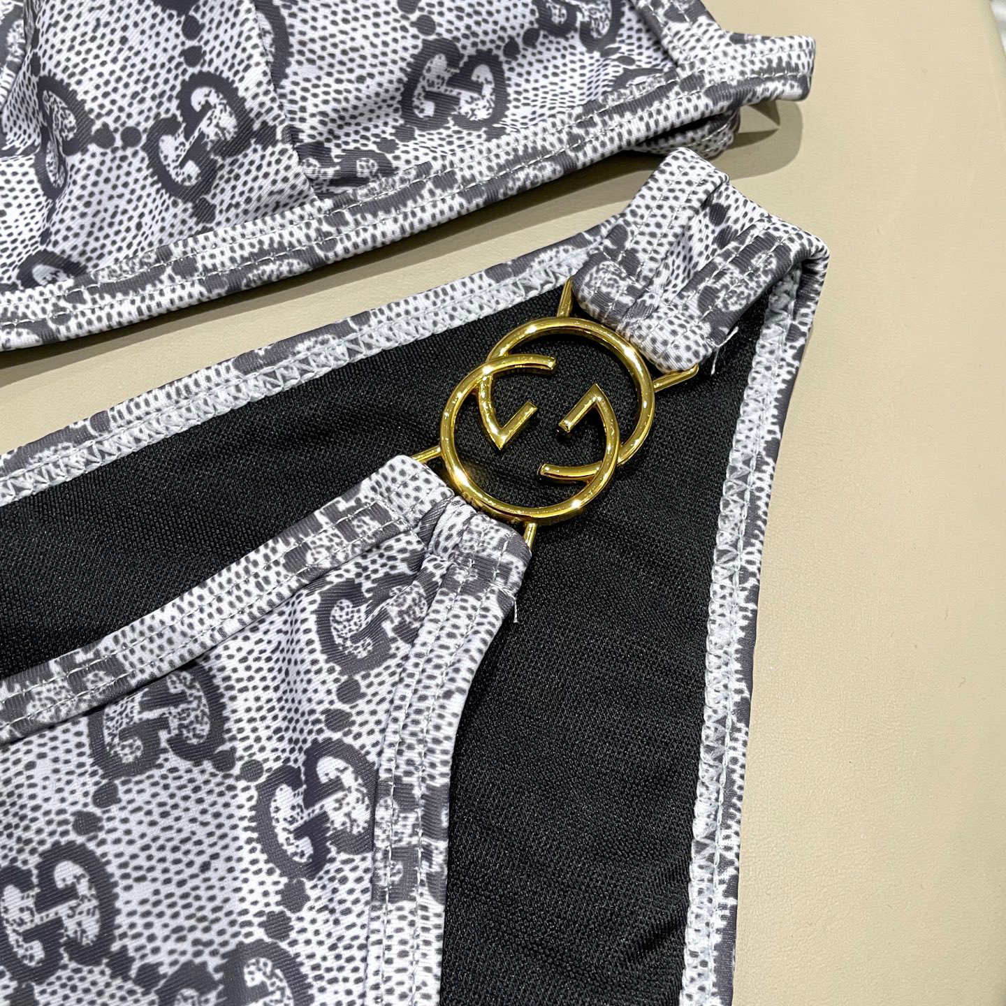  Gucci古奇新款比基尼泳衣👙❤️😍🥰适合多种场景的游泳衣🏊‍♀️海边 游泳池 温泉 水上乐园 漂流都