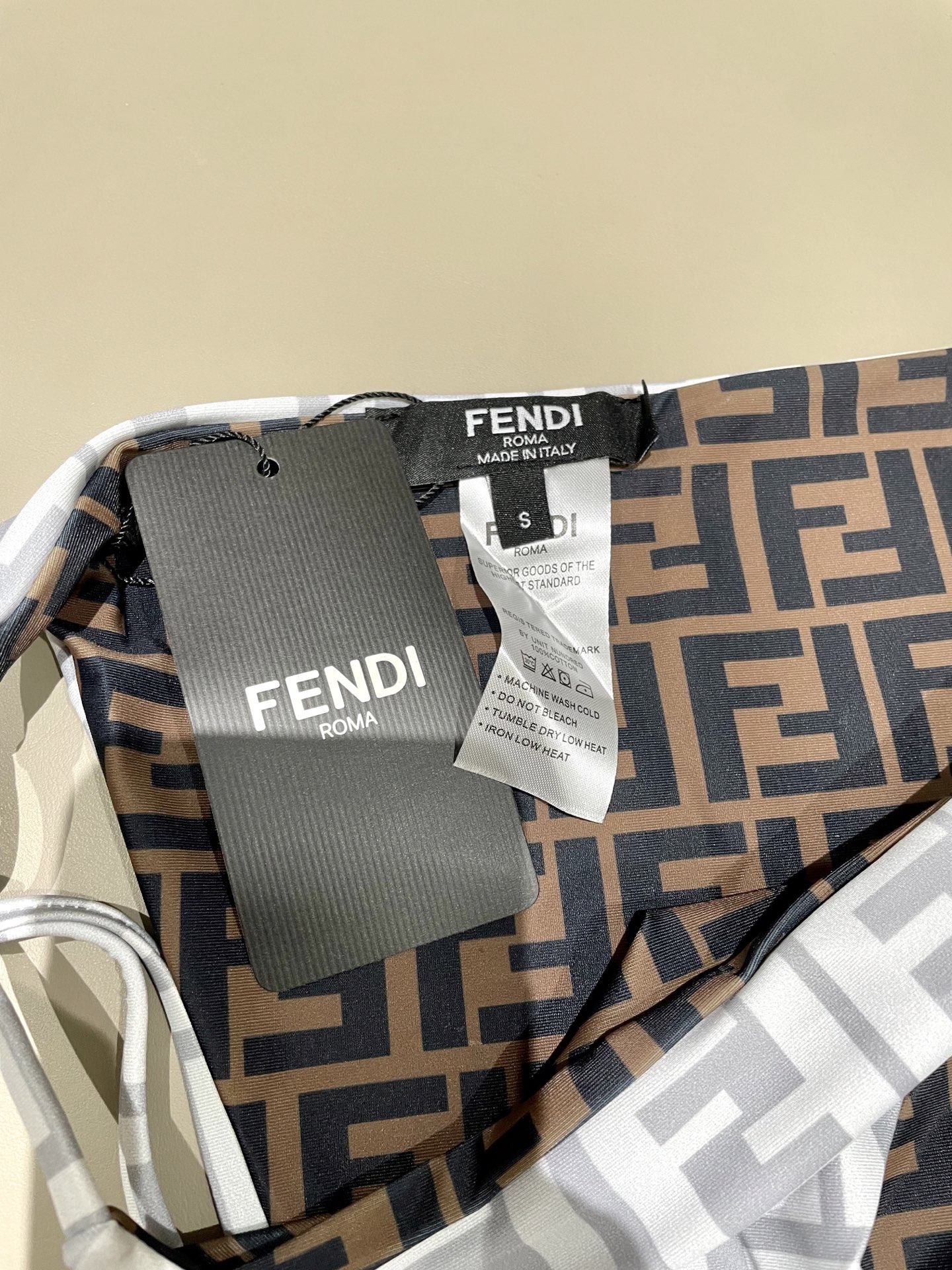  双面可穿  带胸垫 Fendi芬迪新款比基尼套装 印花系带内衣+丁字三角内裤分体泳衣套装 
码数：SM