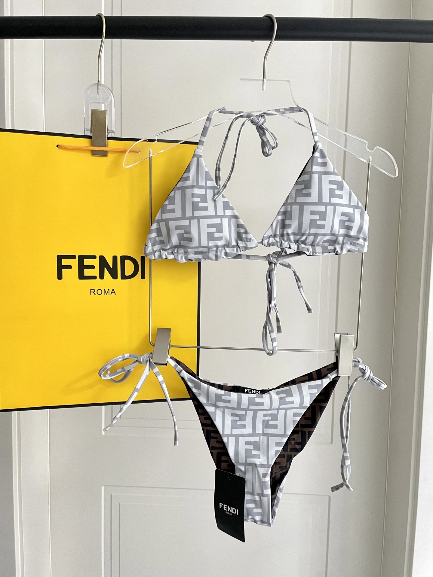  双面可穿  带胸垫 Fendi芬迪新款比基尼套装 印花系带内衣+丁字三角内裤分体泳衣套装 
码数：SM
