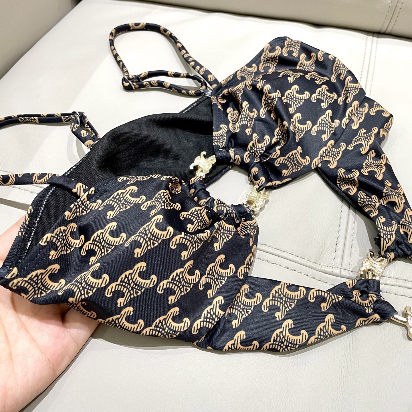  Celine专柜新款连体泳衣😍🥰适合多种场景的游泳衣🏊‍♀️海边 游泳池 温泉 水上乐园 漂流都可以😌