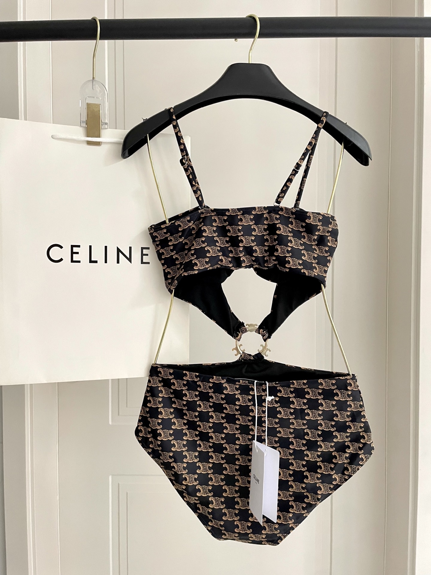  Celine专柜新款连体泳衣😍🥰适合多种场景的游泳衣🏊‍♀️海边 游泳池 温泉 水上乐园 漂流都可以😌
