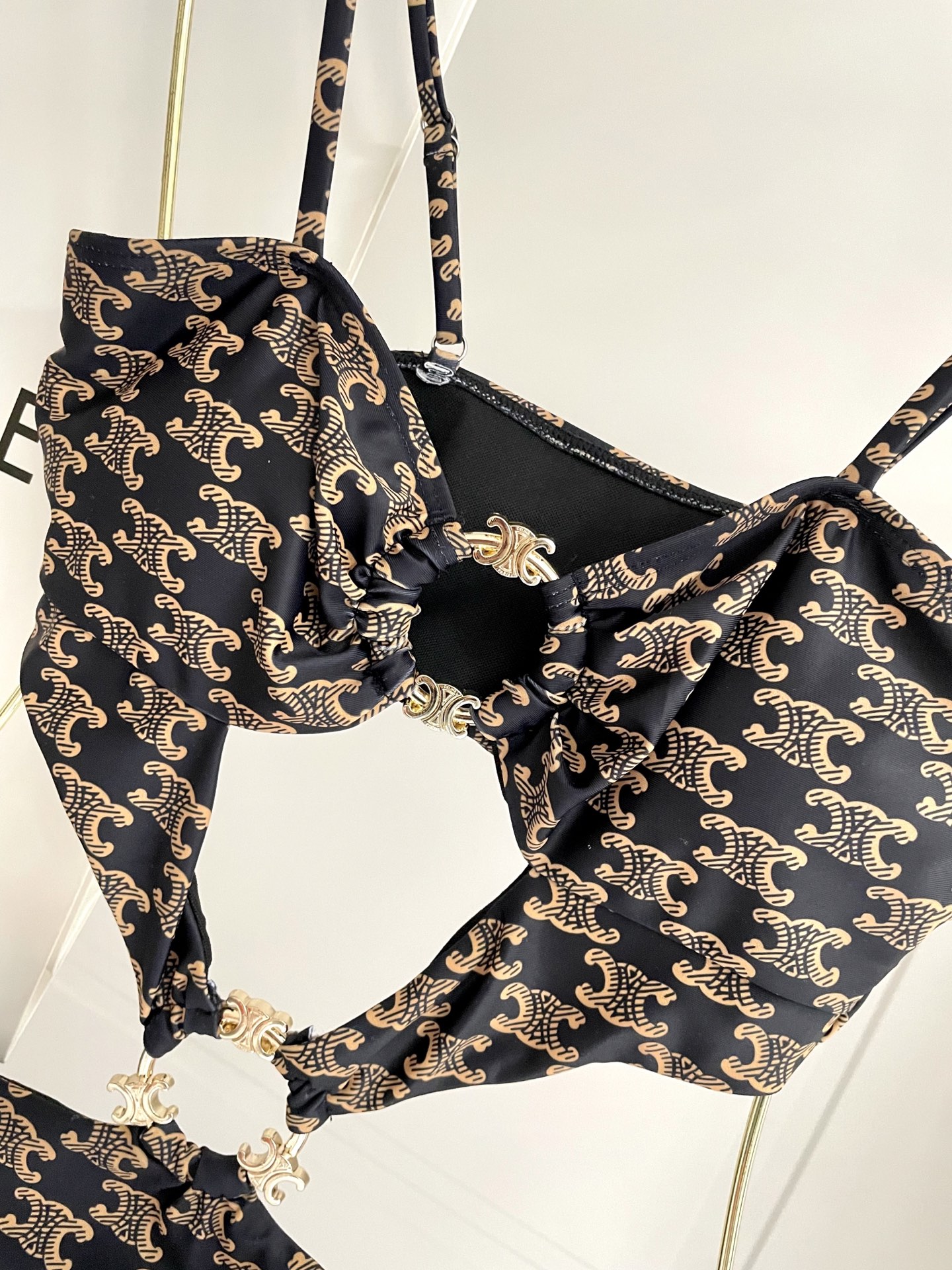  Celine专柜新款连体泳衣😍🥰适合多种场景的游泳衣🏊‍♀️海边 游泳池 温泉 水上乐园 漂流都可以😌