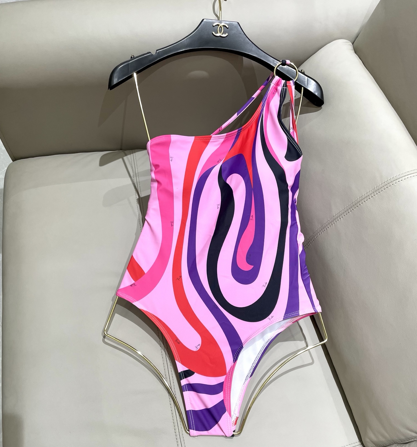  潮牌PUCCI专柜新款连体泳衣😍🥰适合多种场景的游泳衣🏊‍♀️海边 游泳池 温泉 水上乐园 漂流都可以