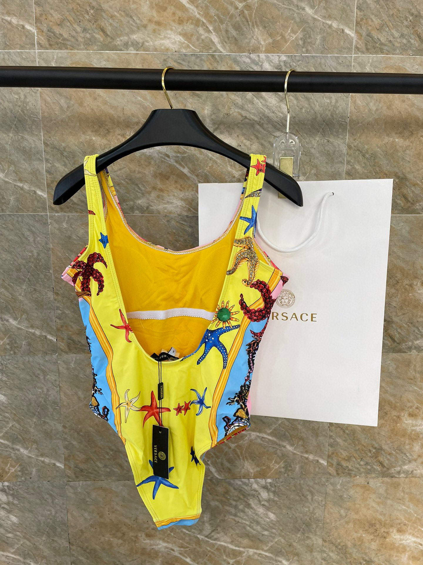  范思哲新款 适合多种场景的游泳衣🏊‍♀️海边 游泳池 温泉 水上乐园 漂流都可以😌内搭也完全可以 连体