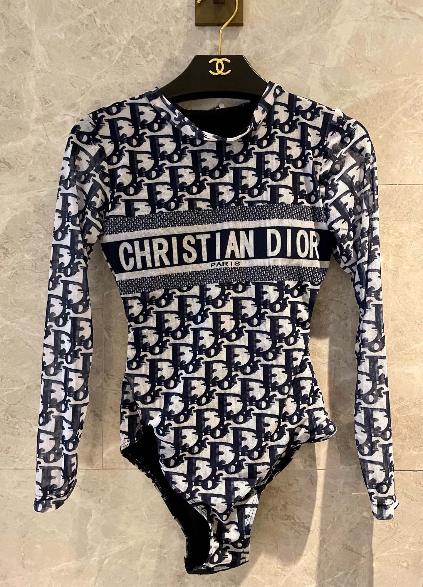  Dior 迪奥长袖连体防晒泳衣，收腰显瘦显腿长！超nice 平时可以配牛仔裤、短裤当连体衣穿！码数SM