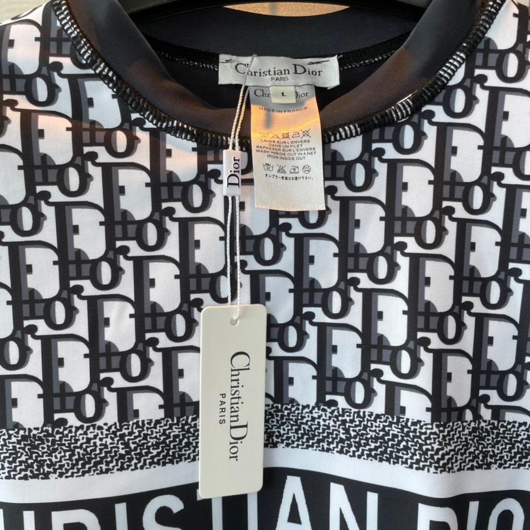  Dior 迪奥长袖连体防晒泳衣，收腰显瘦显腿长！超nice 平时可以配牛仔裤、短裤当连体衣穿！码数SM