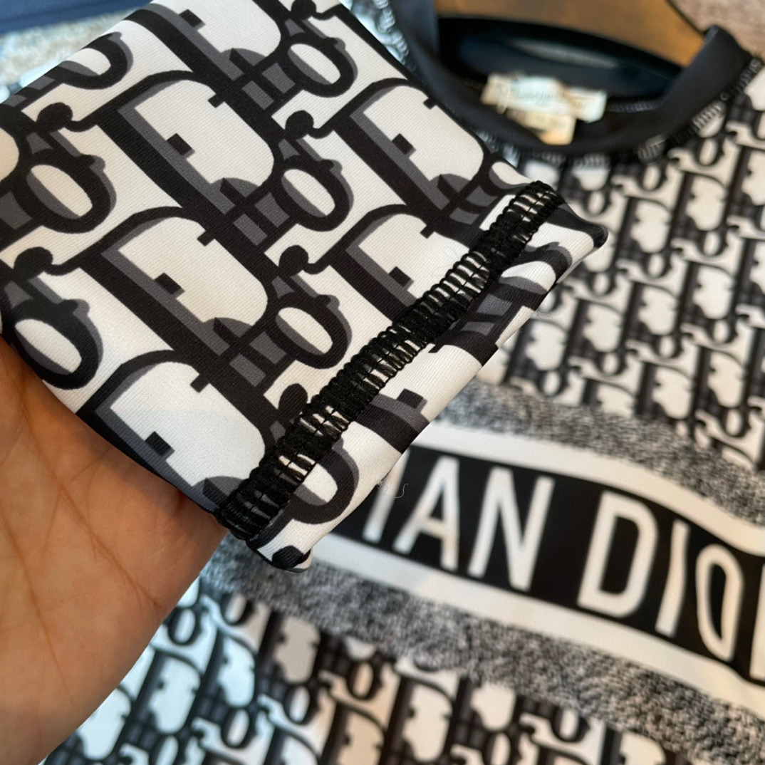  Dior 迪奥长袖连体防晒泳衣，收腰显瘦显腿长！超nice 平时可以配牛仔裤、短裤当连体衣穿！码数SM