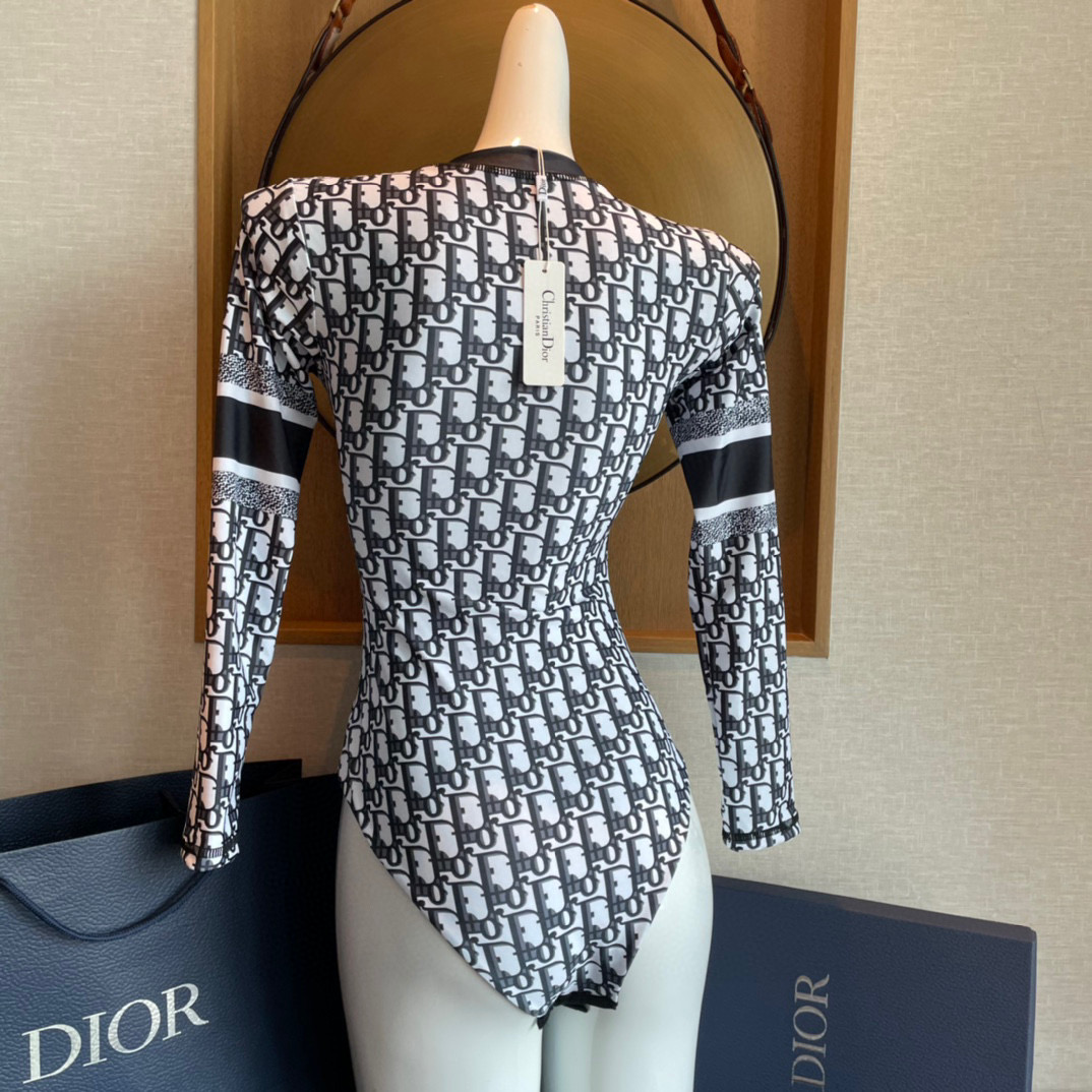  Dior 迪奥长袖连体防晒泳衣，收腰显瘦显腿长！超nice 平时可以配牛仔裤、短裤当连体衣穿！码数SM