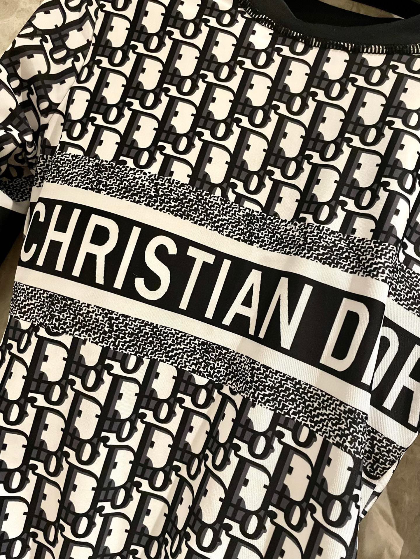  Dior 迪奥长袖连体防晒泳衣，收腰显瘦显腿长！超nice 平时可以配牛仔裤、短裤当连体衣穿！码数SM