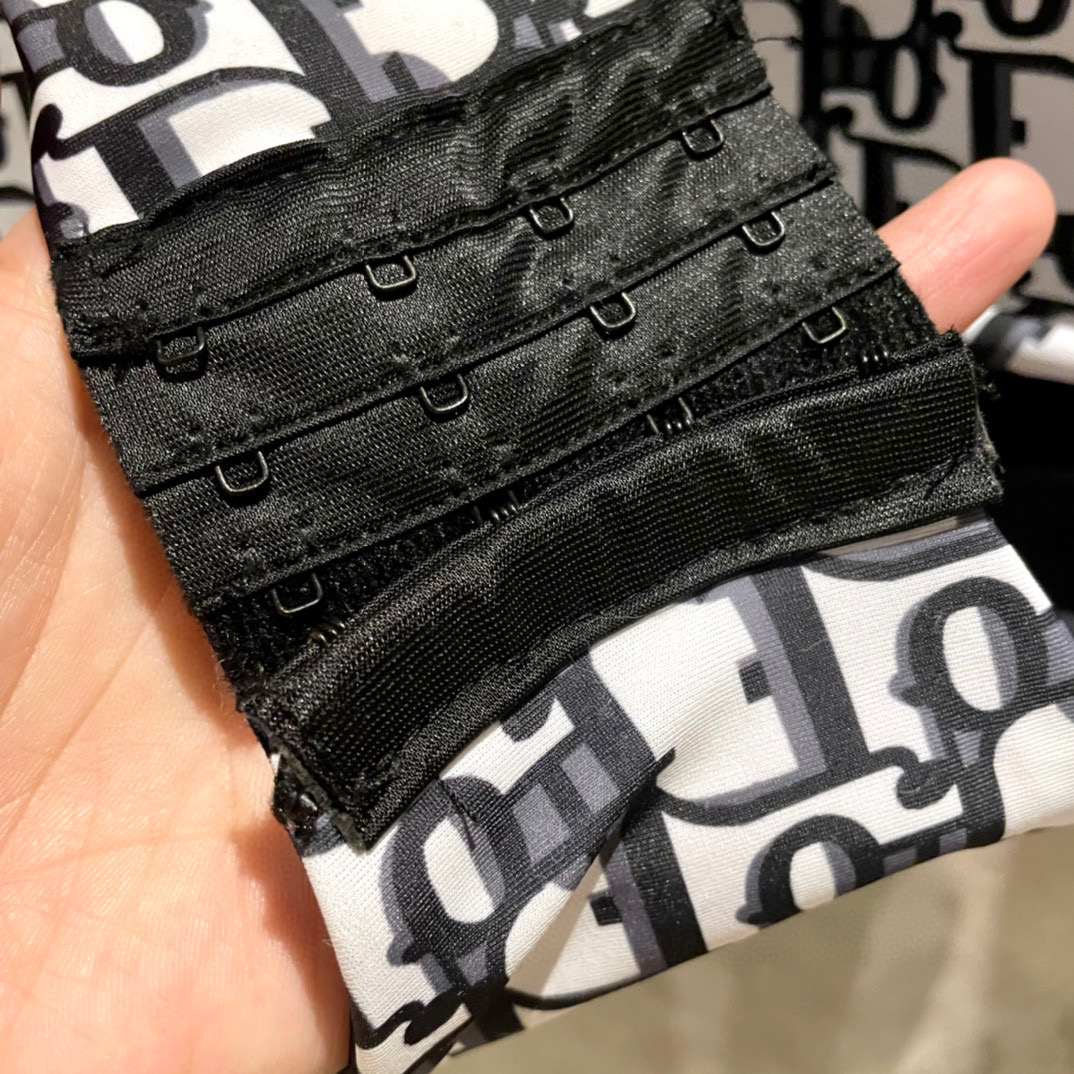  Dior 迪奥长袖连体防晒泳衣，收腰显瘦显腿长！超nice 平时可以配牛仔裤、短裤当连体衣穿！码数SM