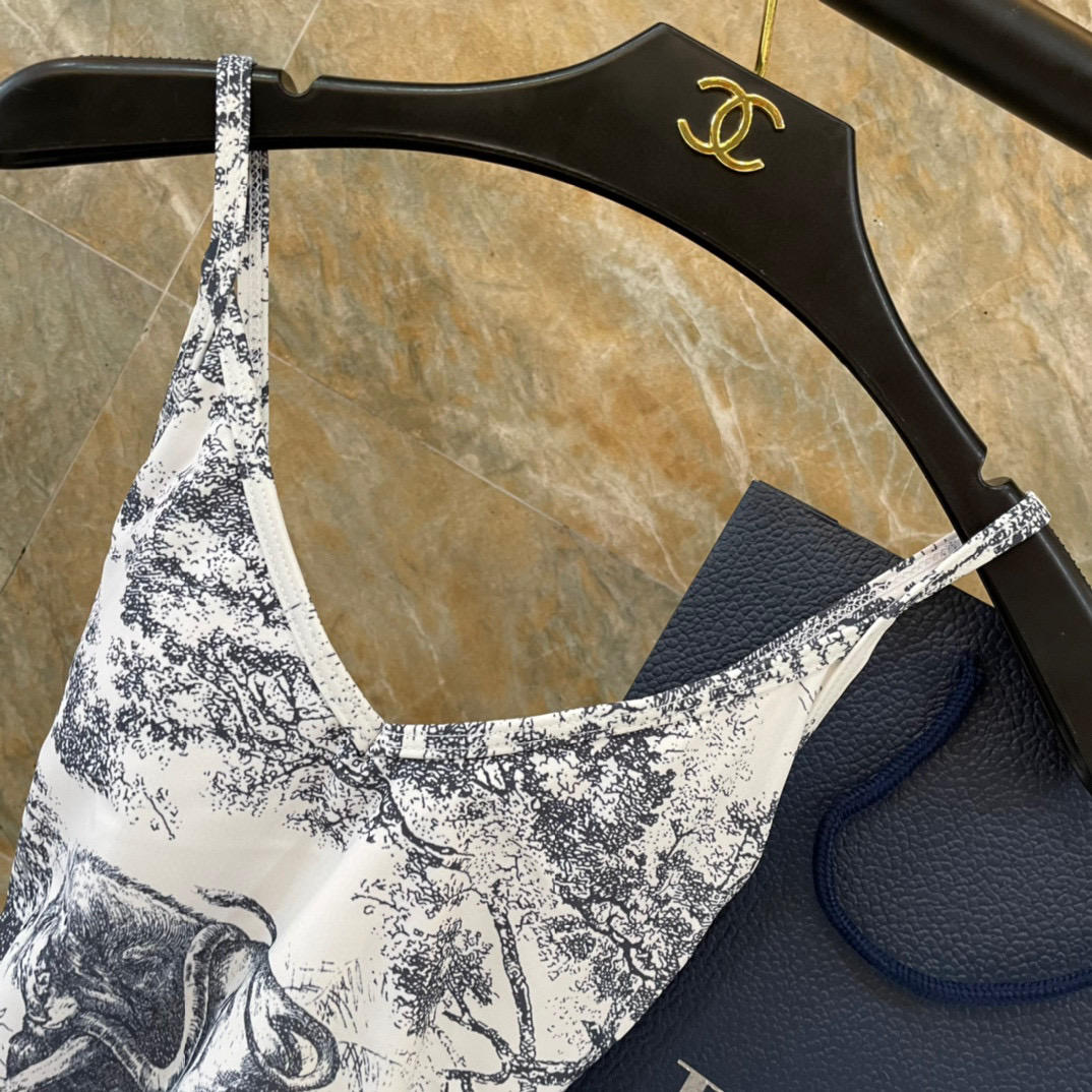  Dior新款性感连体泳衣 😍🥰适合多种场景的游泳衣🏊‍♀️海边 游泳池 温泉 水上乐园 漂流都可以😌内