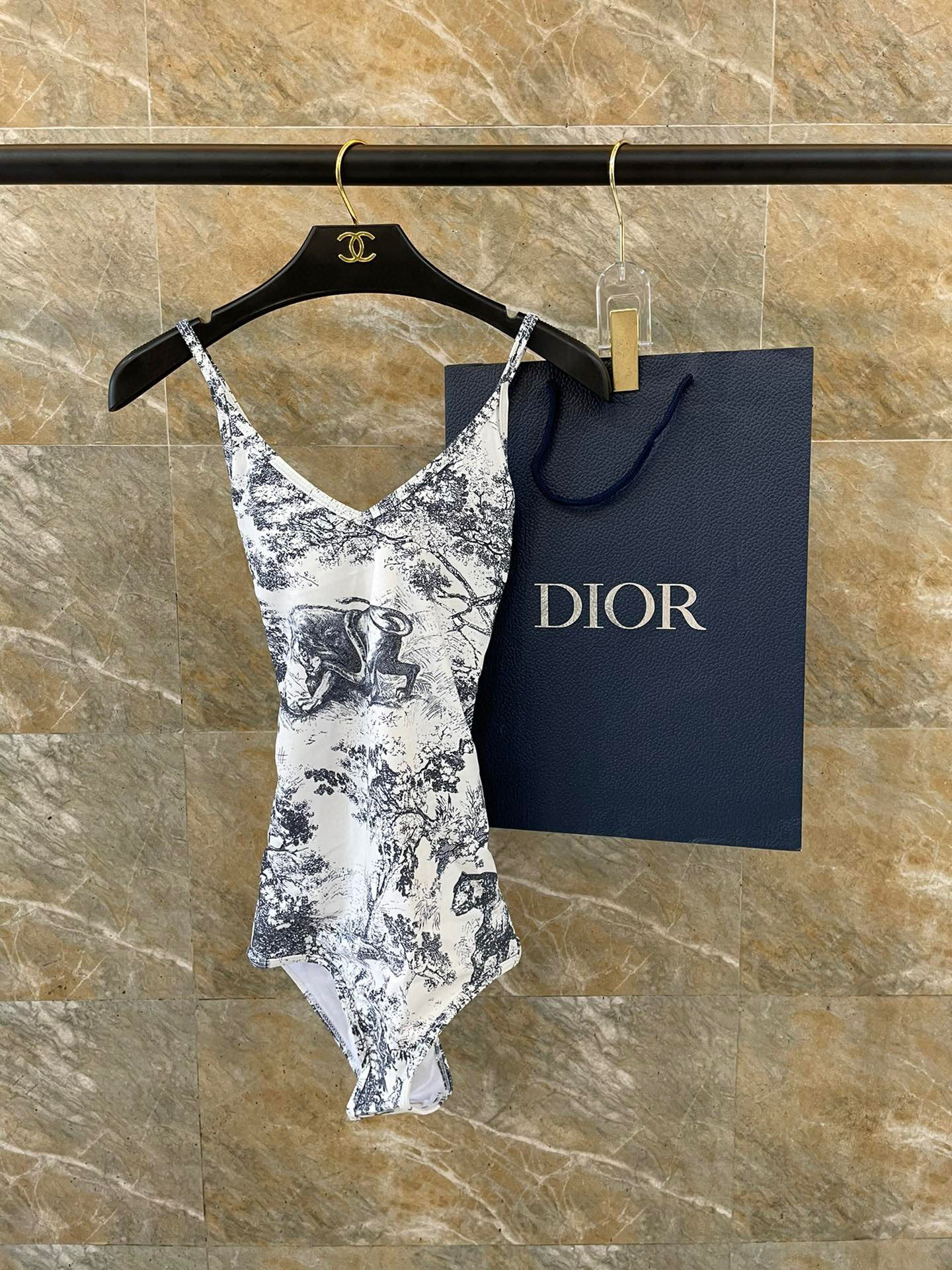  Dior新款性感连体泳衣 😍🥰适合多种场景的游泳衣🏊‍♀️海边 游泳池 温泉 水上乐园 漂流都可以😌内