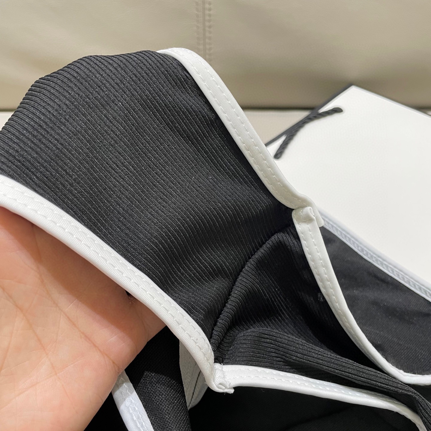  Chanel中古连体衣带胸垫
中古系列连体泳衣👏👏做泳衣穿可以，搭配裤子穿也👌，喜欢中古系列的宝必入哦