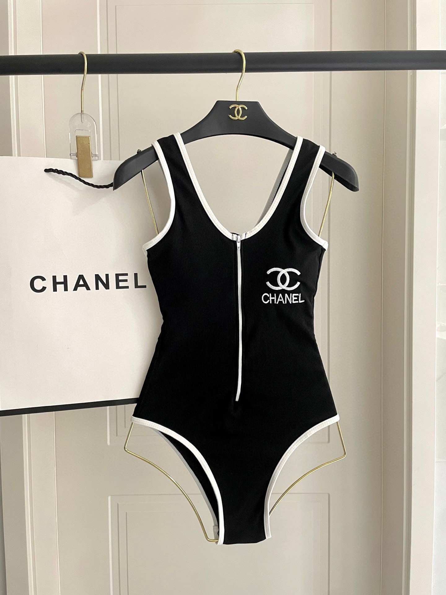  Chanel中古连体衣带胸垫
中古系列连体泳衣👏👏做泳衣穿可以，搭配裤子穿也👌，喜欢中古系列的宝必入哦
