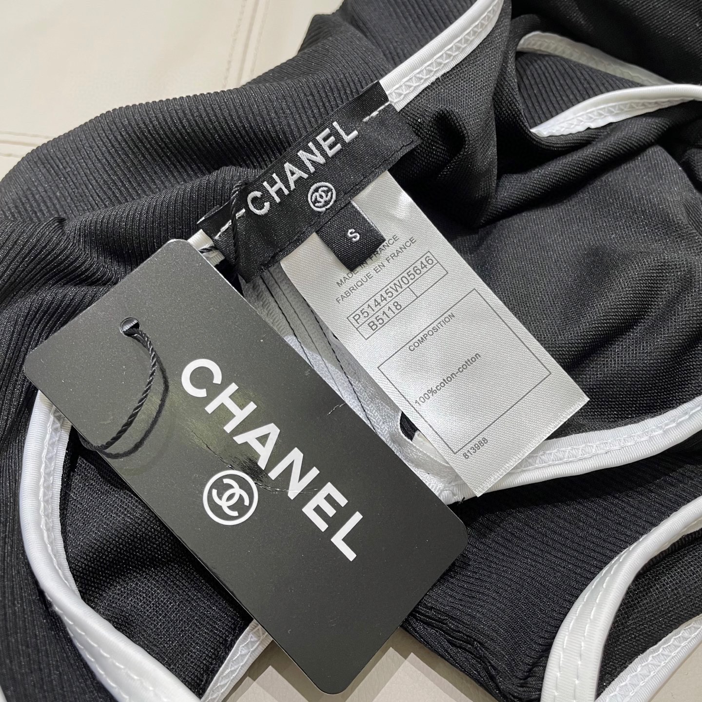  Chanel中古连体衣带胸垫
中古系列连体泳衣👏👏做泳衣穿可以，搭配裤子穿也👌，喜欢中古系列的宝必入哦