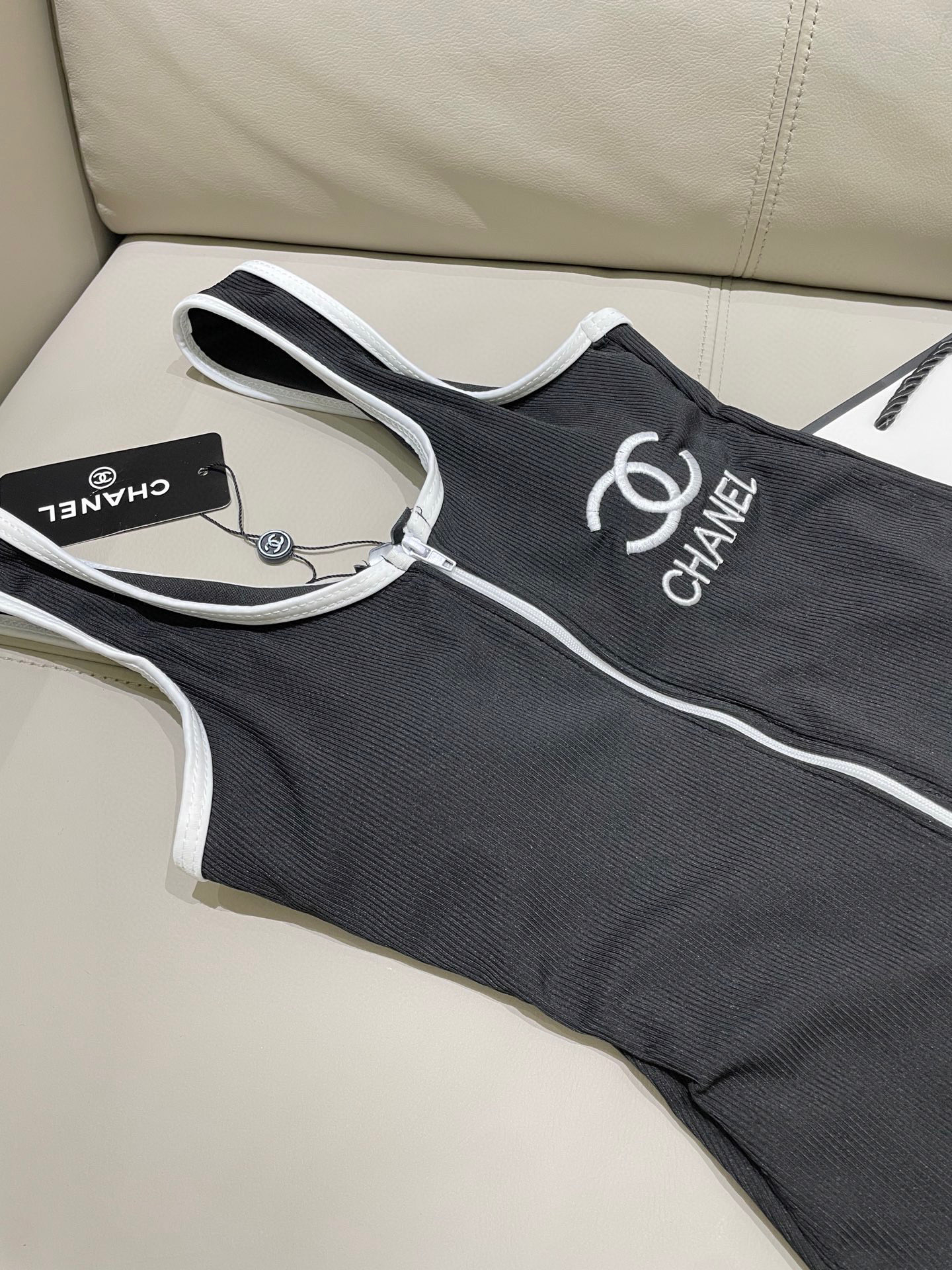  Chanel中古连体衣带胸垫
中古系列连体泳衣👏👏做泳衣穿可以，搭配裤子穿也👌，喜欢中古系列的宝必入哦