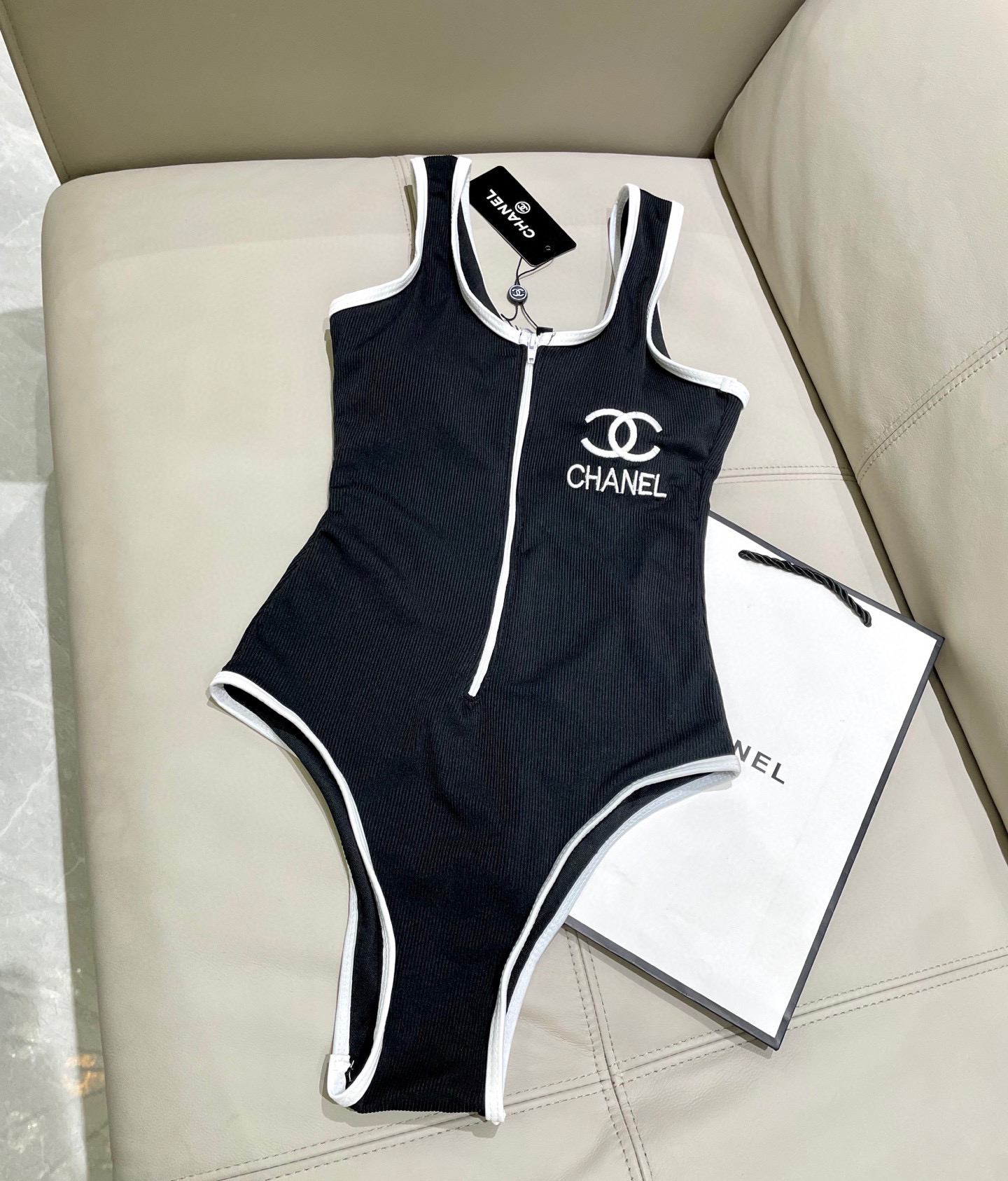  Chanel中古连体衣带胸垫
中古系列连体泳衣👏👏做泳衣穿可以，搭配裤子穿也👌，喜欢中古系列的宝必入哦