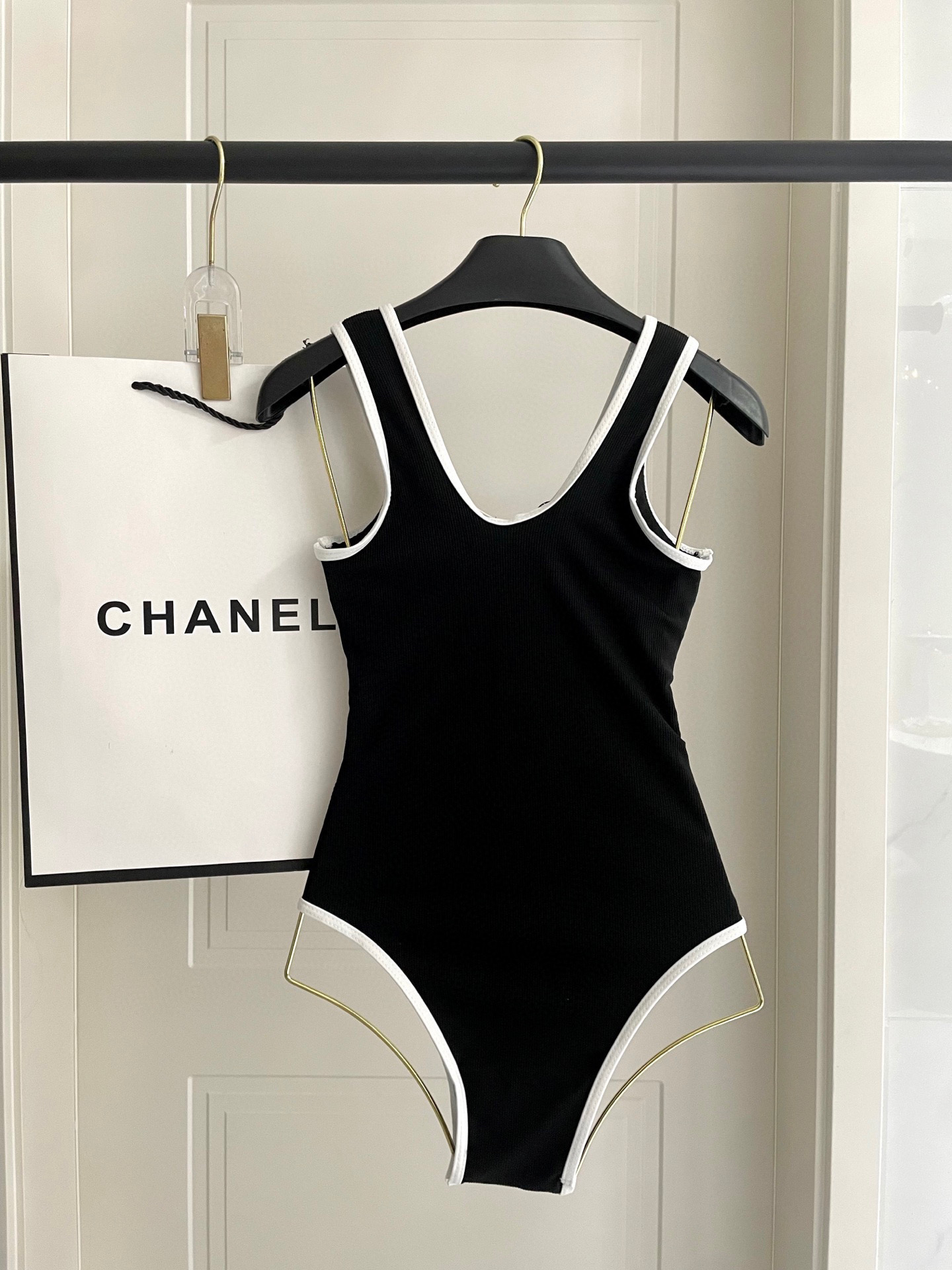  Chanel中古连体衣带胸垫
中古系列连体泳衣👏👏做泳衣穿可以，搭配裤子穿也👌，喜欢中古系列的宝必入哦