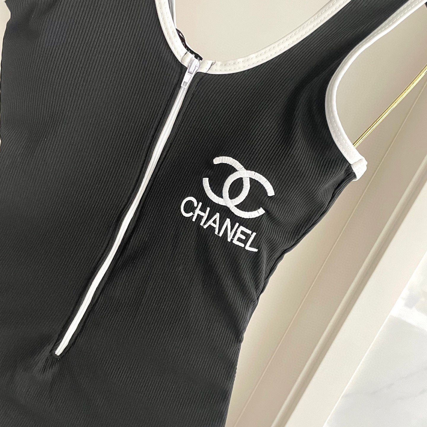  Chanel中古连体衣带胸垫
中古系列连体泳衣👏👏做泳衣穿可以，搭配裤子穿也👌，喜欢中古系列的宝必入哦