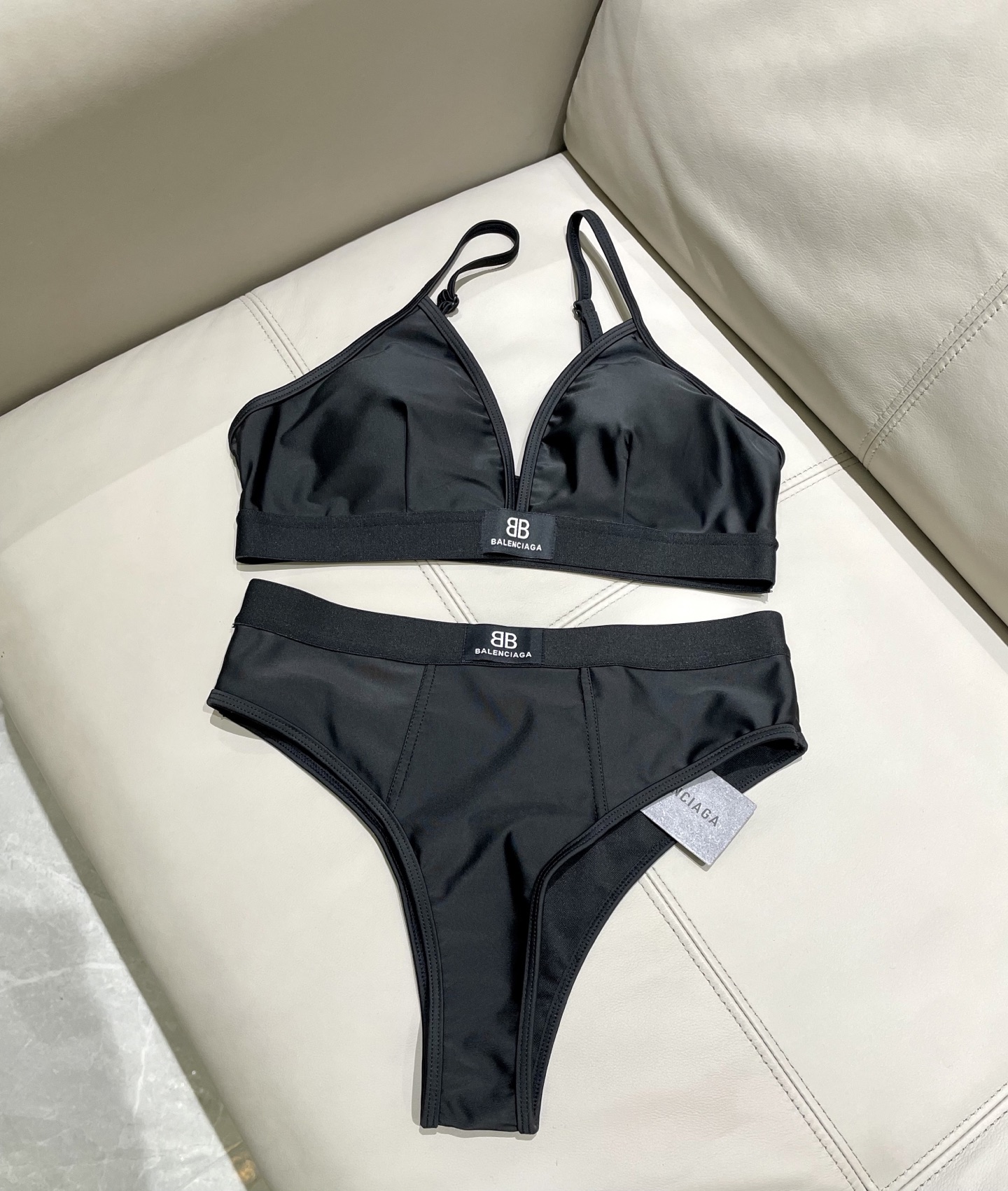 巴黎世家新款分体游泳衣😍🥰适合多种场景的游泳衣🏊‍♀️海边 游泳池 温泉 水上乐园 漂流都可以😌内搭也