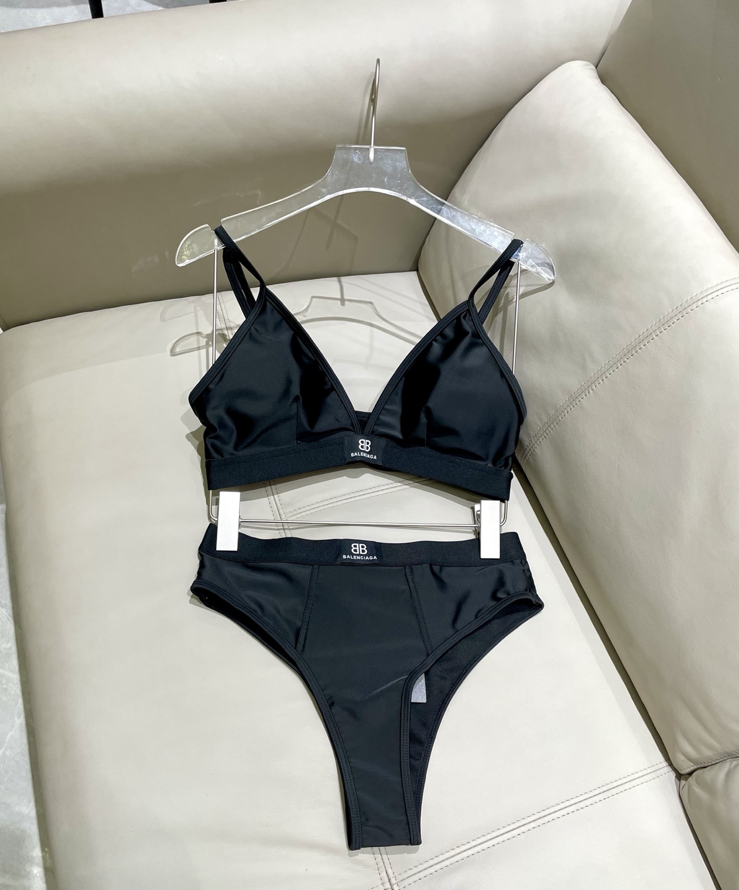  巴黎世家新款分体游泳衣😍🥰适合多种场景的游泳衣🏊‍♀️海边 游泳池 温泉 水上乐园 漂流都可以😌内搭也
