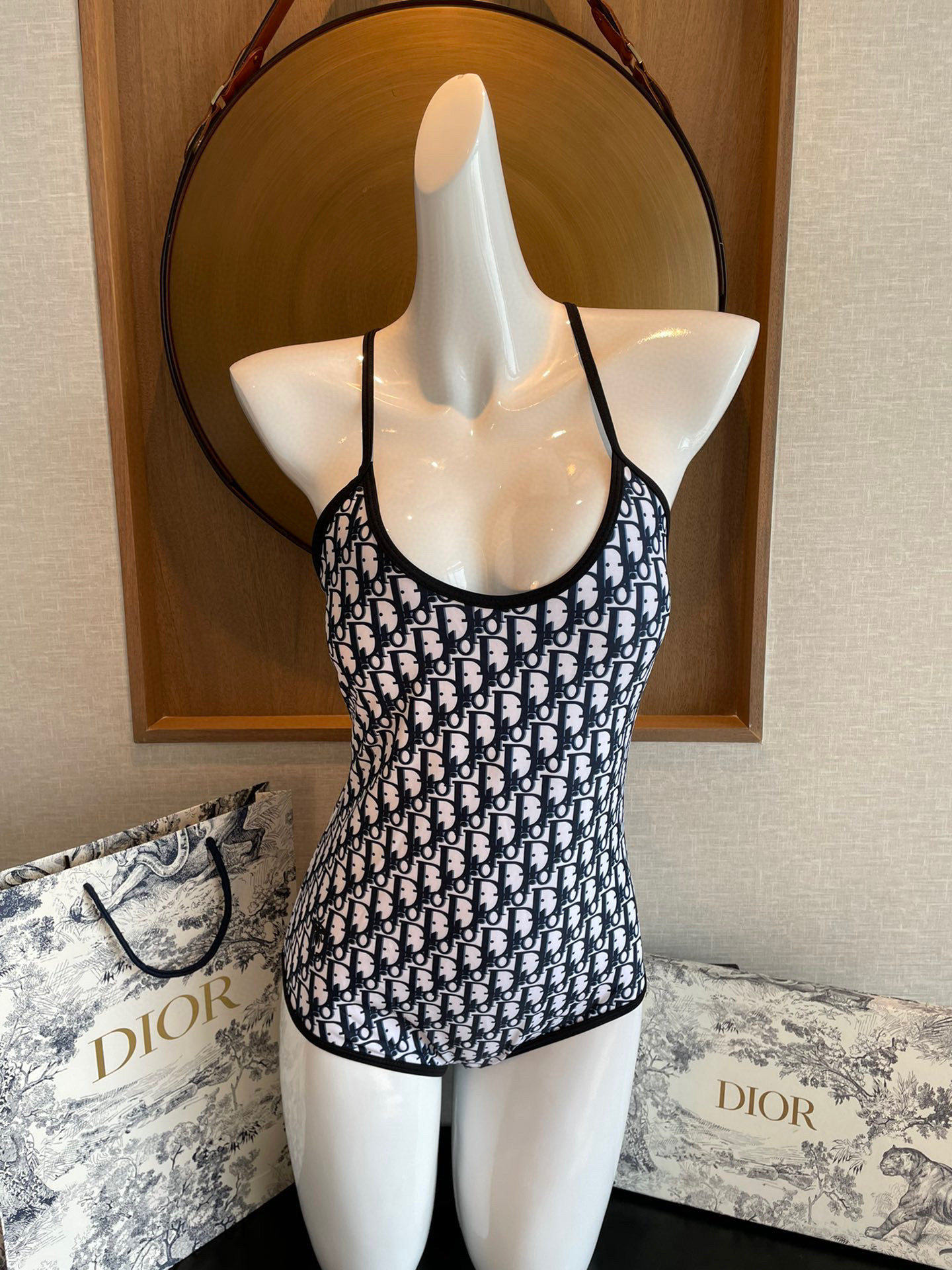  Dior迪奥分体式泳衣👙❤️😍🥰适合多种场景的游泳衣🏊‍♀️海边 游泳池 温泉 水上乐园 漂流都可以😌