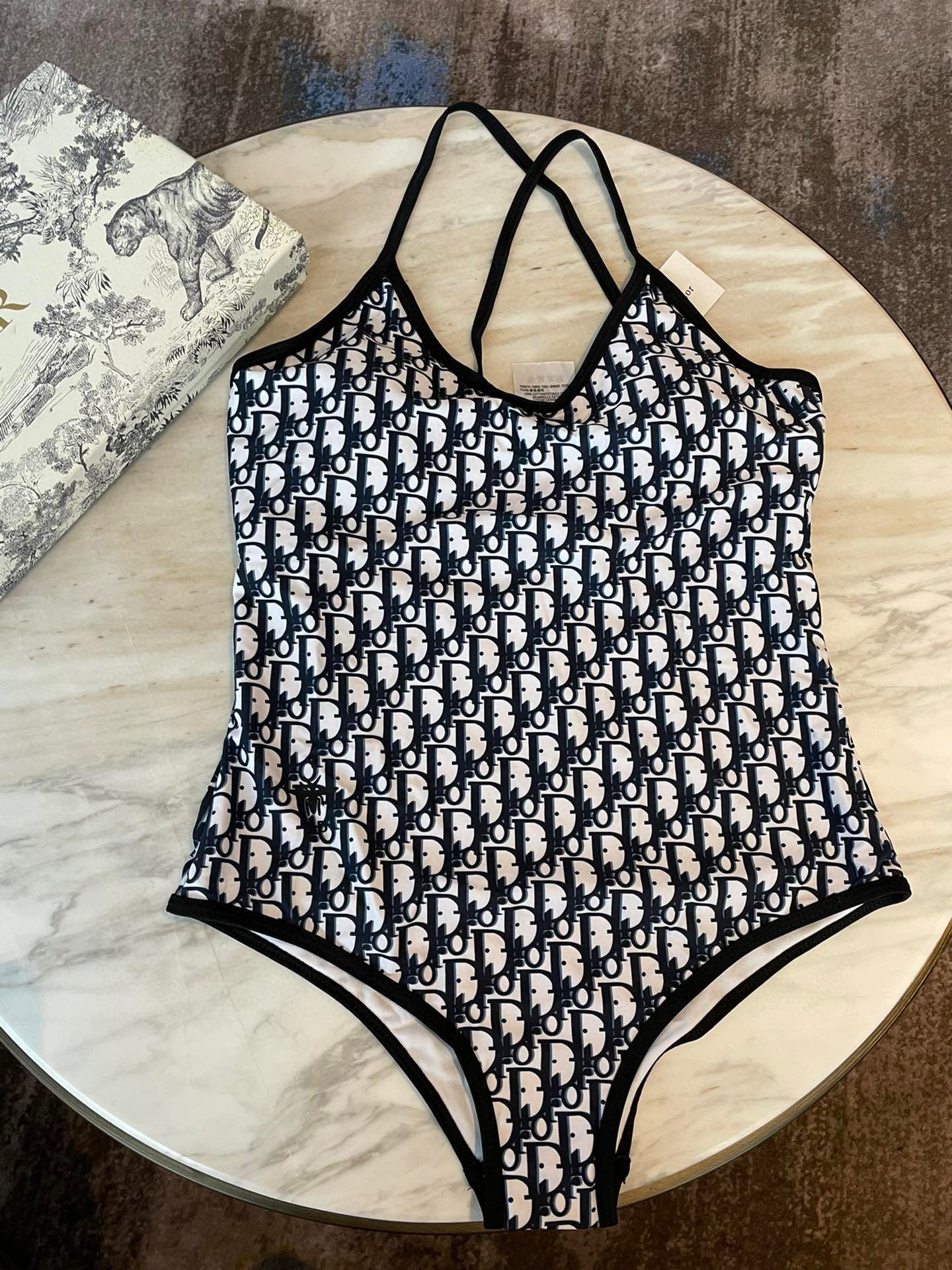  Dior迪奥分体式泳衣👙❤️😍🥰适合多种场景的游泳衣🏊‍♀️海边 游泳池 温泉 水上乐园 漂流都可以😌