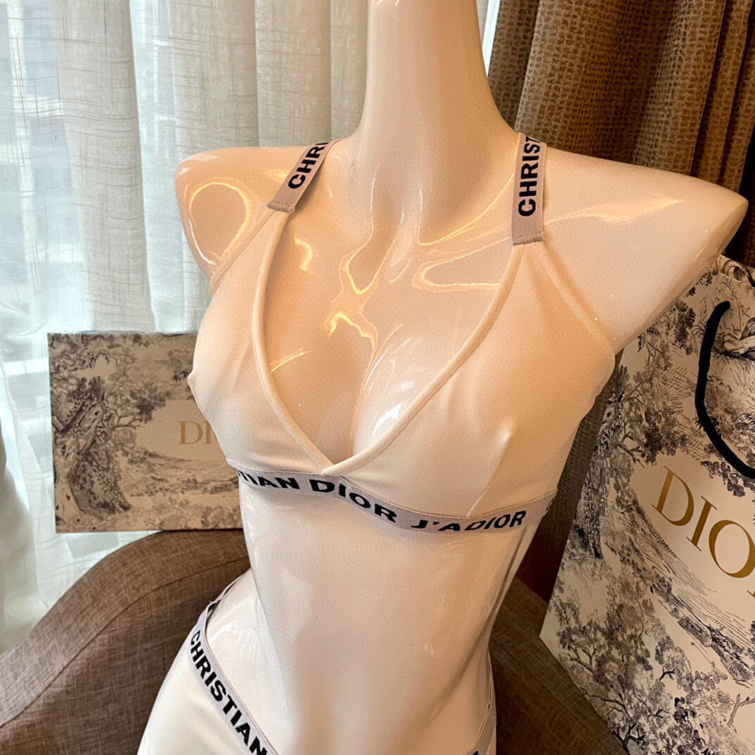  Dior迪奥分体式泳衣👙❤️😍🥰适合多种场景的游泳衣🏊‍♀️海边 游泳池 温泉 水上乐园 漂流都可以😌
