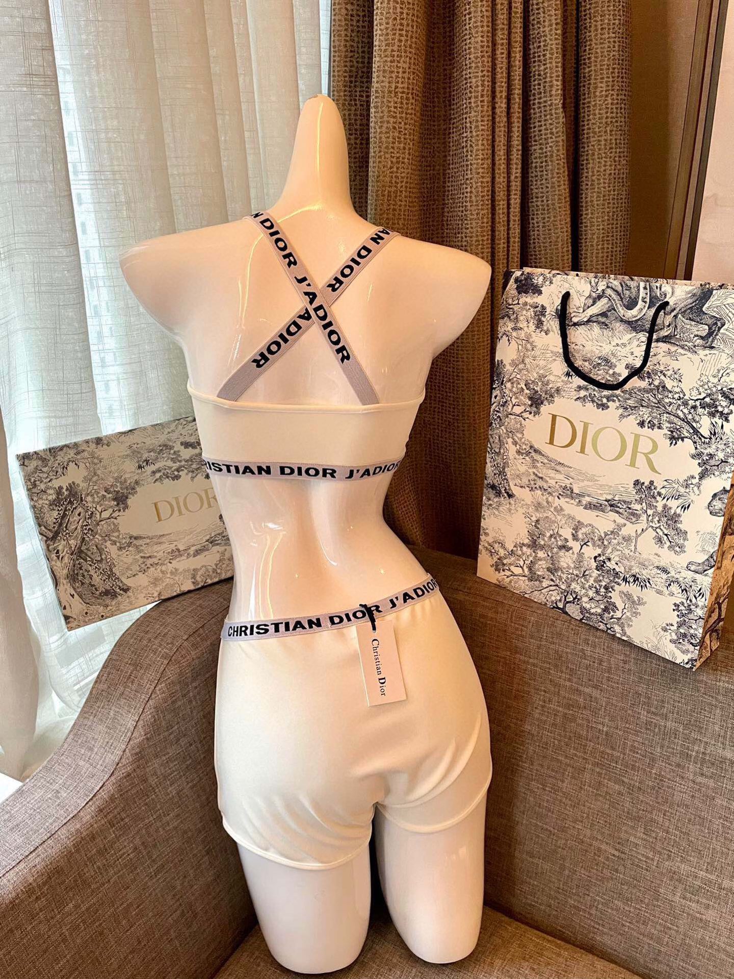  Dior迪奥分体式泳衣👙❤️😍🥰适合多种场景的游泳衣🏊‍♀️海边 游泳池 温泉 水上乐园 漂流都可以😌