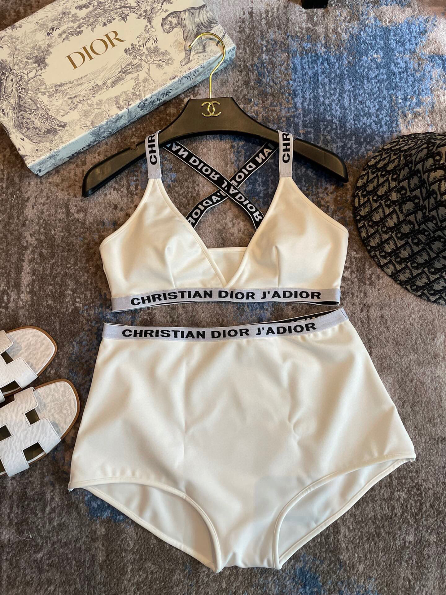  Dior迪奥分体式泳衣👙❤️😍🥰适合多种场景的游泳衣🏊‍♀️海边 游泳池 温泉 水上乐园 漂流都可以😌