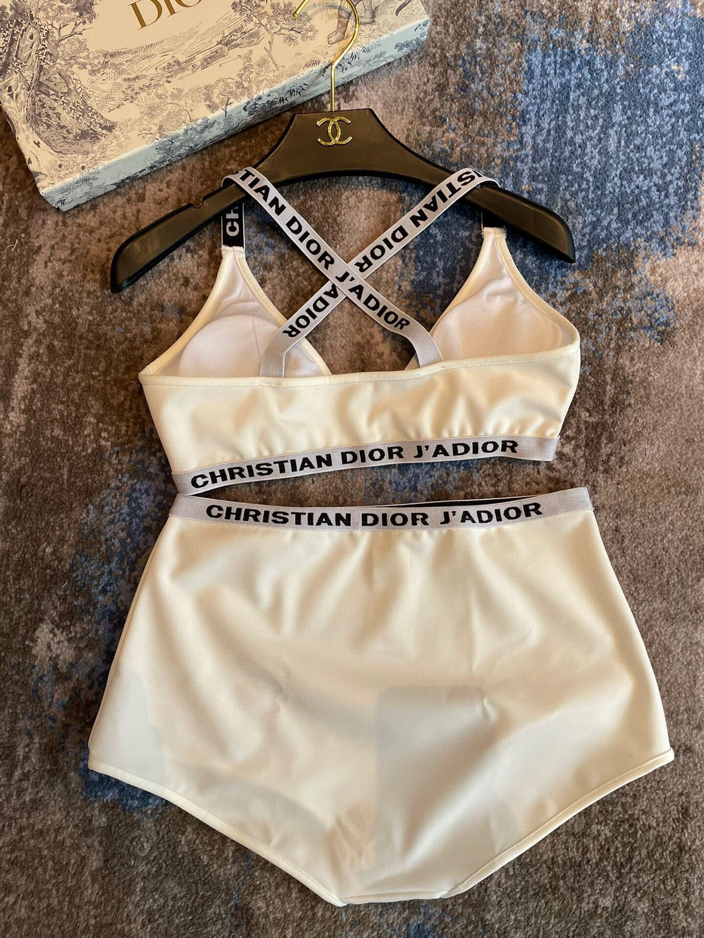  Dior迪奥分体式泳衣👙❤️😍🥰适合多种场景的游泳衣🏊‍♀️海边 游泳池 温泉 水上乐园 漂流都可以😌