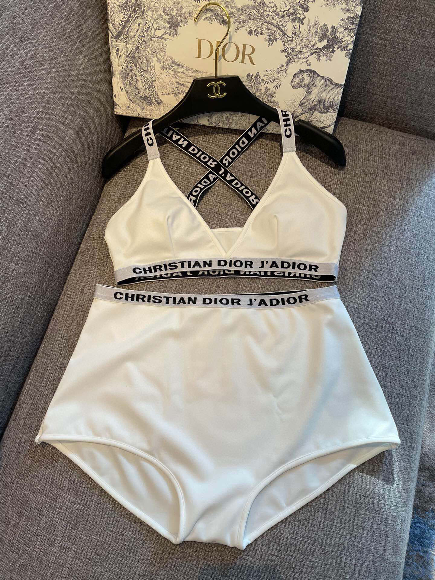  Dior迪奥分体式泳衣👙❤️😍🥰适合多种场景的游泳衣🏊‍♀️海边 游泳池 温泉 水上乐园 漂流都可以😌