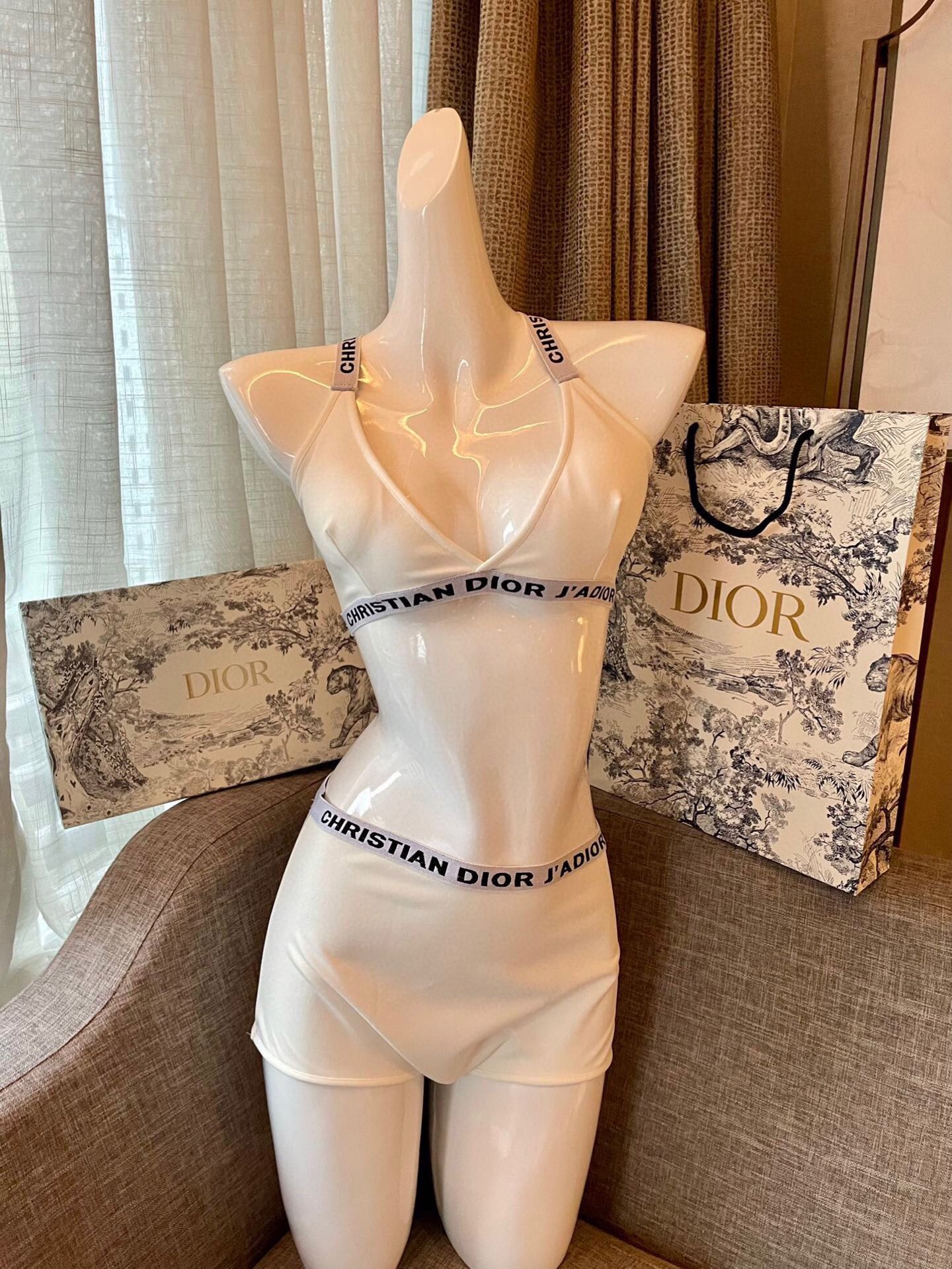  Dior迪奥分体式泳衣👙❤️😍🥰适合多种场景的游泳衣🏊‍♀️海边 游泳池 温泉 水上乐园 漂流都可以😌
