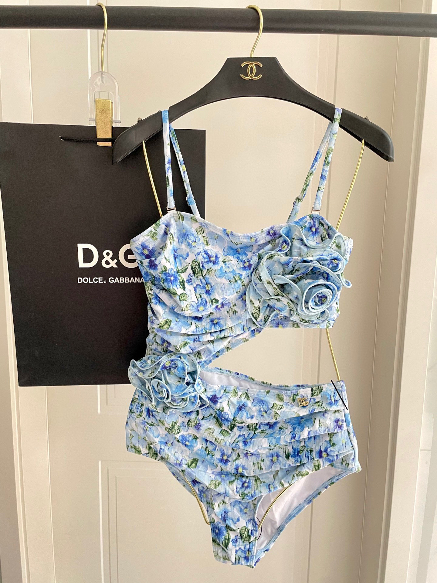  DG新款连体泳衣   时尚潮流款 😍🥰适合多种场景的游泳衣🏊‍♀️海边 游泳池 温泉 水上乐园 漂流都