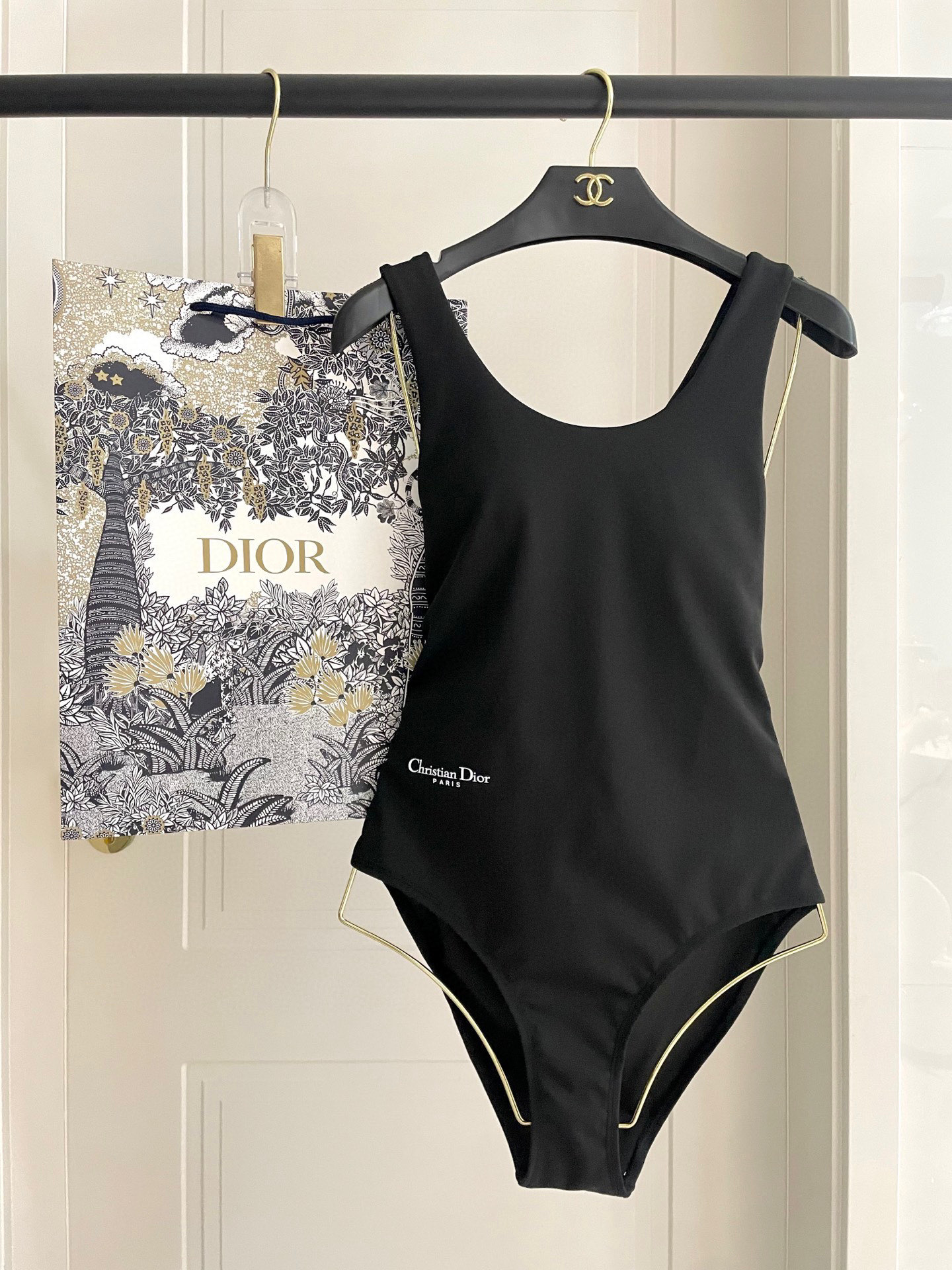  迪奥专柜新款连体泳衣😍🥰适合多种场景的游泳衣🏊‍♀️海边 游泳池 温泉 水上乐园 漂流都可以😌内搭也完