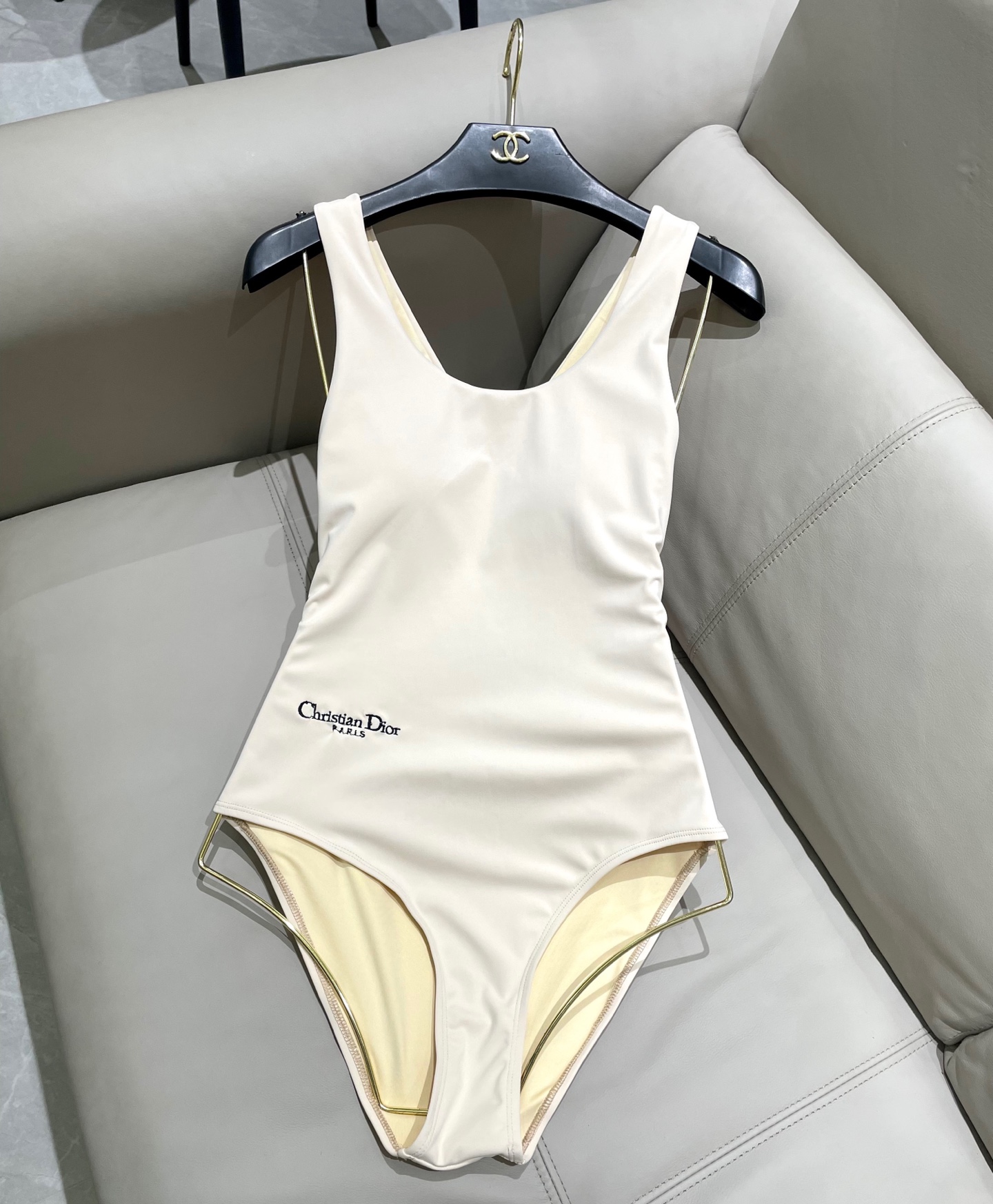  迪奥专柜新款连体泳衣😍🥰适合多种场景的游泳衣🏊‍♀️海边 游泳池 温泉 水上乐园 漂流都可以😌内搭也完