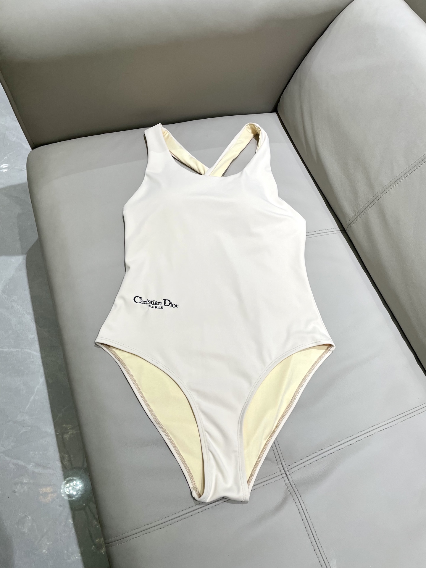  迪奥专柜新款连体泳衣😍🥰适合多种场景的游泳衣🏊‍♀️海边 游泳池 温泉 水上乐园 漂流都可以😌内搭也完