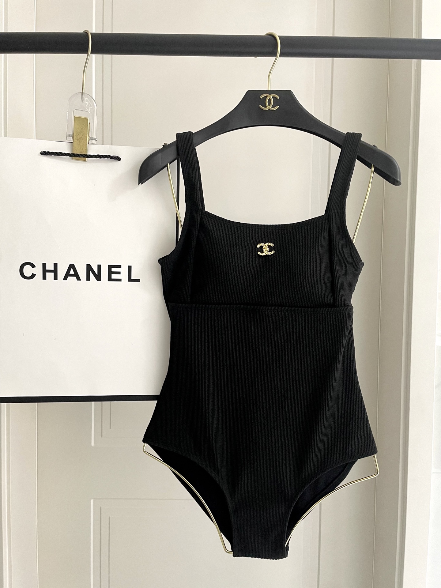  Chanel专柜新款连体泳衣😍🥰适合多种场景的游泳衣🏊‍♀️海边 游泳池 温泉 水上乐园 漂流都可以😌
