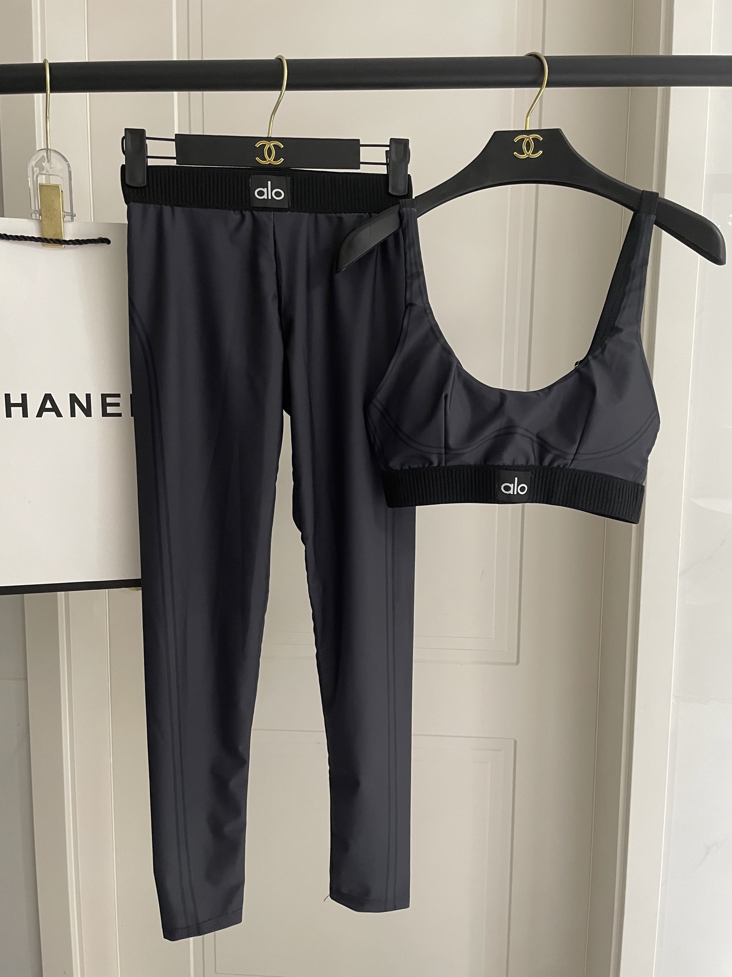 NO:304755,ALO new high elastic fitness long yoga suit sports suit~slim fit and slim-slim leggings S M L Xl swimsuit swim trunk bikini, swimsuit, swimming trunk, bikinis19860909ALO新款高弹力健身长款瑜伽服运动套装~小背心修身提臀显瘦打底裤 S M L Xl泳衣泳裤比基尼,泳衣，泳裤，比基尼,swimsuits,bikinis,accessory