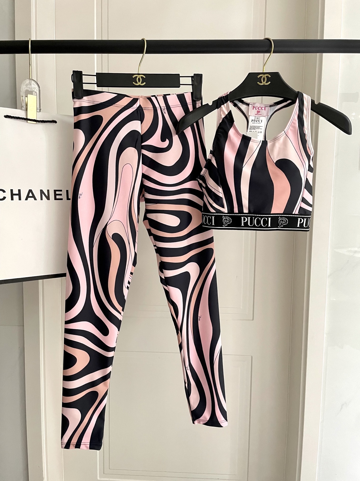 NO:304757,PUCCI new high elastic fitness long yoga suit sports suit~small vest slim butt lifting leggings S M L Xl swimsuit swim trunk bikini, swimsuit, swimming trunk, bikinis19860909PUCCI新款高弹力健身长款瑜伽服运动套装~小背心修身提臀显瘦打底裤 S M L Xl泳衣泳裤比基尼,泳衣，泳裤，比基尼,swimsuits,bikinis,accessory