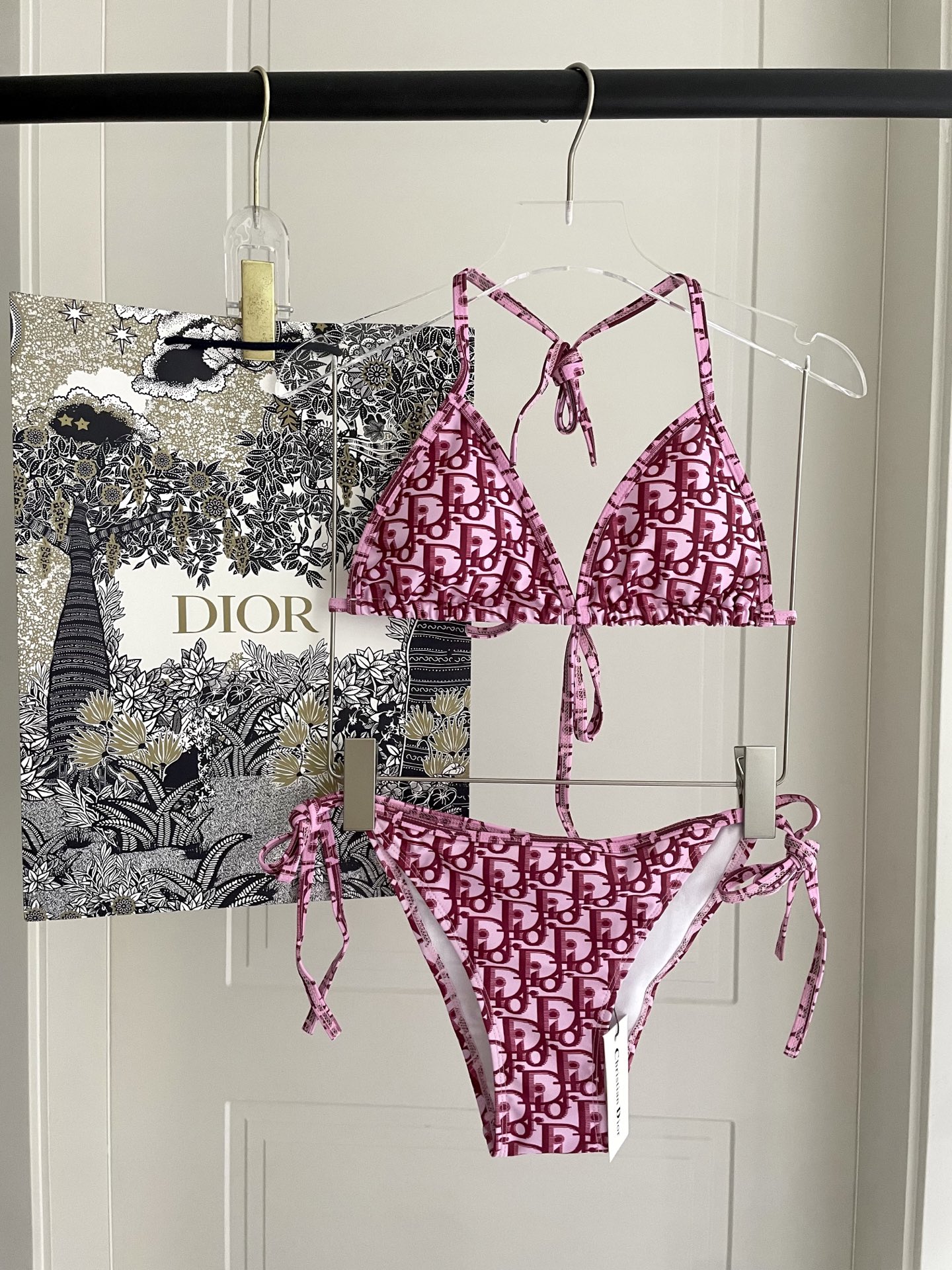 NO:304761,Dior's new bikini is suitable for swimsuits in various scenarios ♀Seaside, swimming pool, hot spring, water park, rafting can be worn inside and outside, and the fabric is breathable and comfortable. Quick-drying elastic swimsuits are easier to clean. S M L Xl swimsuits, swimsuits, bikinis, dior, swimsuits, bikinis19860909迪奥新款比基尼适合多种场景的游泳衣♀海边 游泳池 温泉 水上乐园 漂流都可以内搭外穿也完全可以 面料透气舒适.速干弹性的游泳衣更加帖肤易清洗 码数S M L Xl泳衣泳裤比基尼,泳衣，泳裤，比基尼,dior,swimsuits,bikinis,accessory