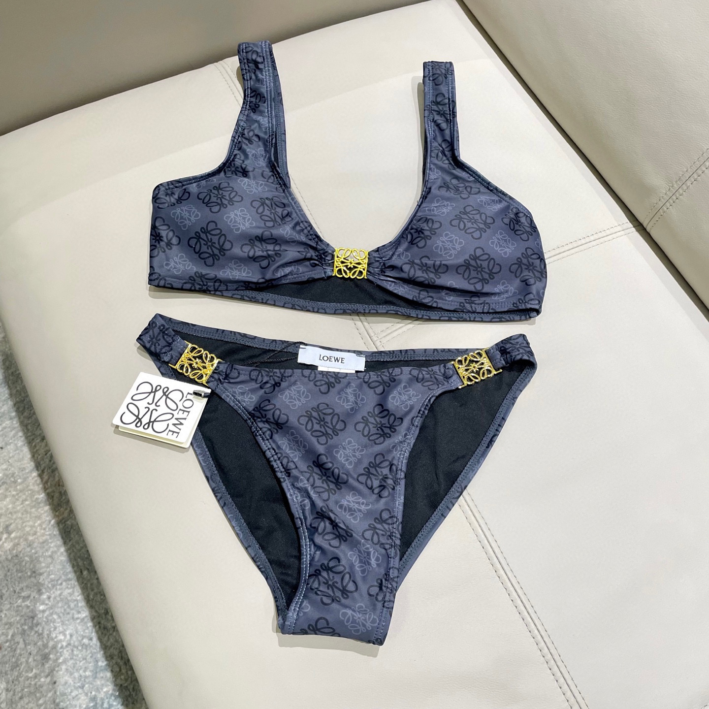  罗意威专柜新款 对版五金😍🥰适合多种场景的游泳衣🏊‍♀️海边 游泳池 温泉 水上乐园 漂流都可以😌内搭